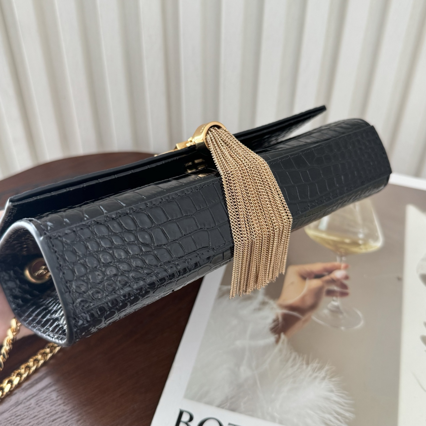 全套包装！kate小号小鳄鱼纹流苏包，经典的款式搭配牛皮压鳄鱼纹，非常亮眼。流苏的设计给这款包包增加了柔