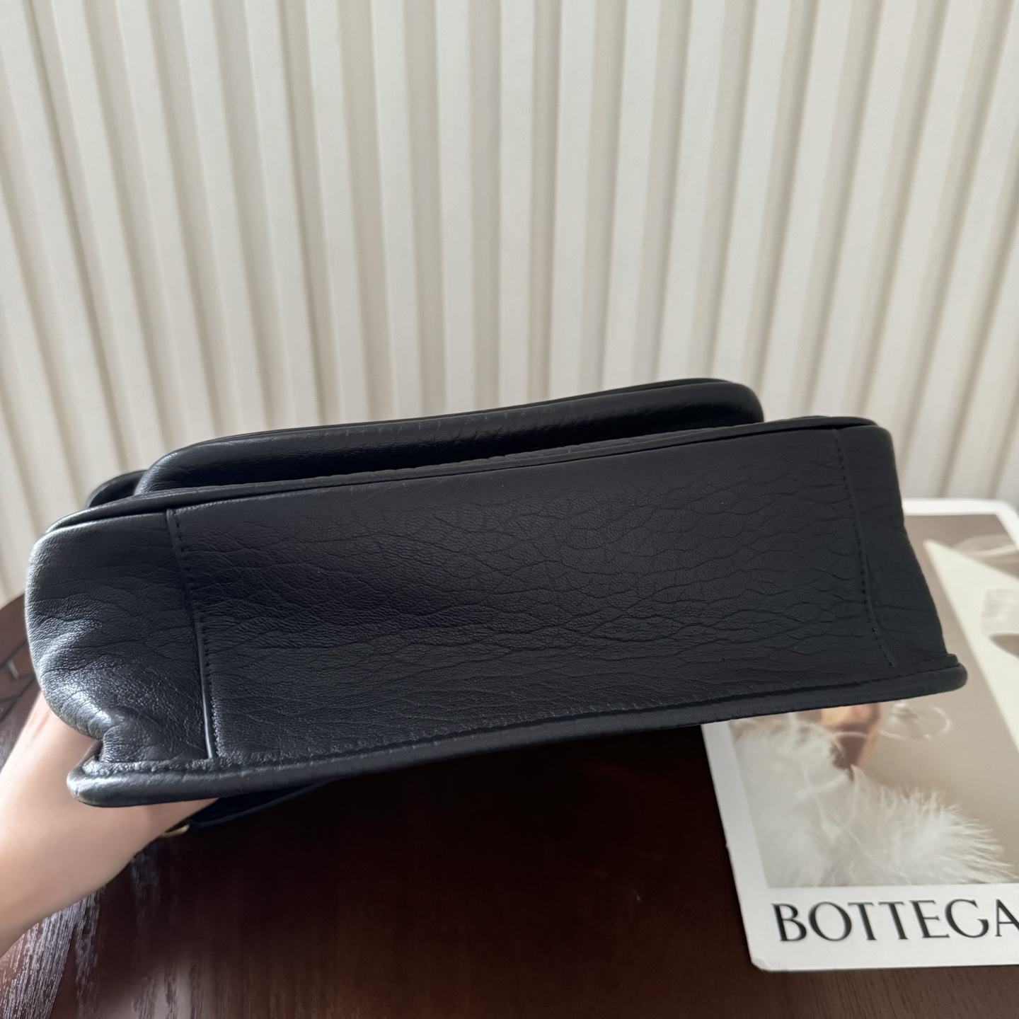 全套包装！Niki家族新成员，柔软羊皮手感柔软舒适，自然软塌。不规则纹理更有复古感，斜挎或腋下都很气场十