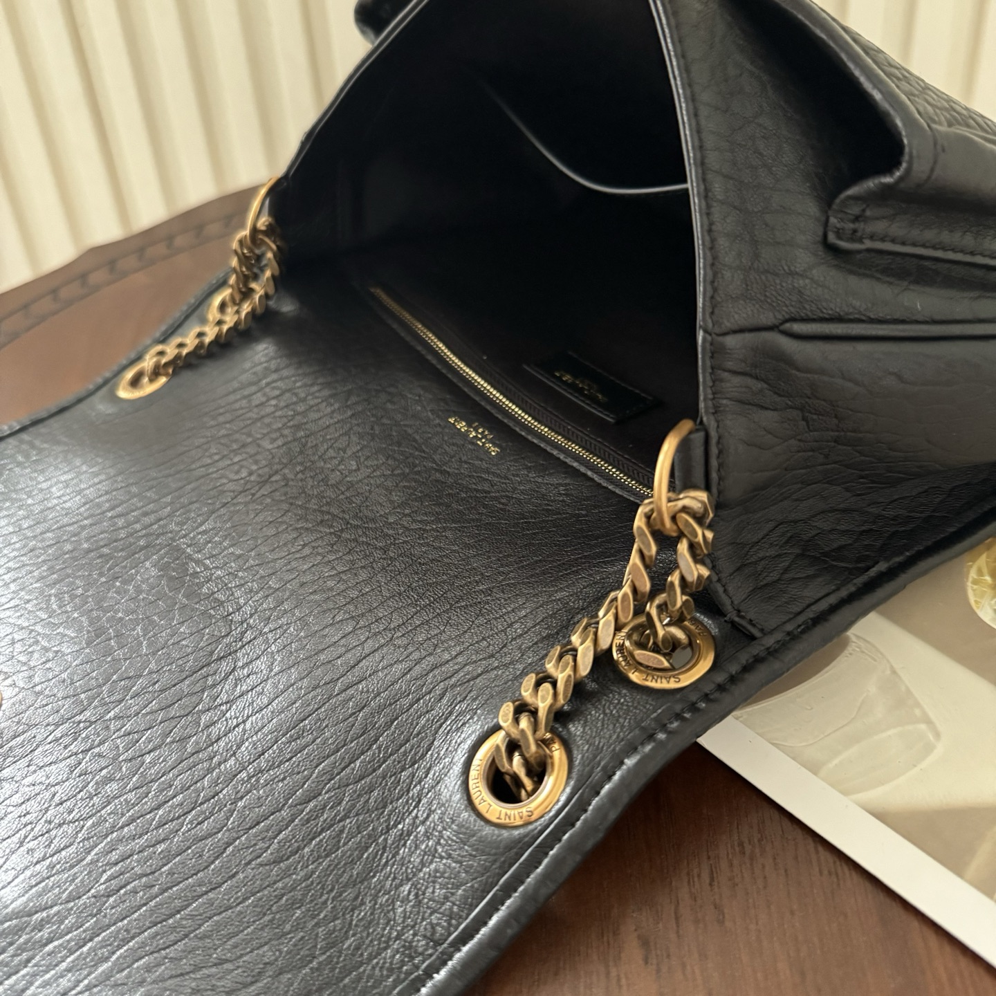 全套包装！Niki家族新成员，柔软羊皮手感柔软舒适，自然软塌。不规则纹理更有复古感，斜挎或腋下都很气场十