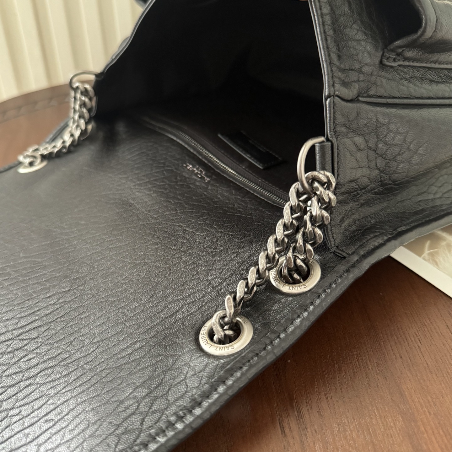 全套包装！Niki家族新成员，柔软羊皮手感柔软舒适，自然软塌。不规则纹理更有复古感，斜挎或腋下都很气场十