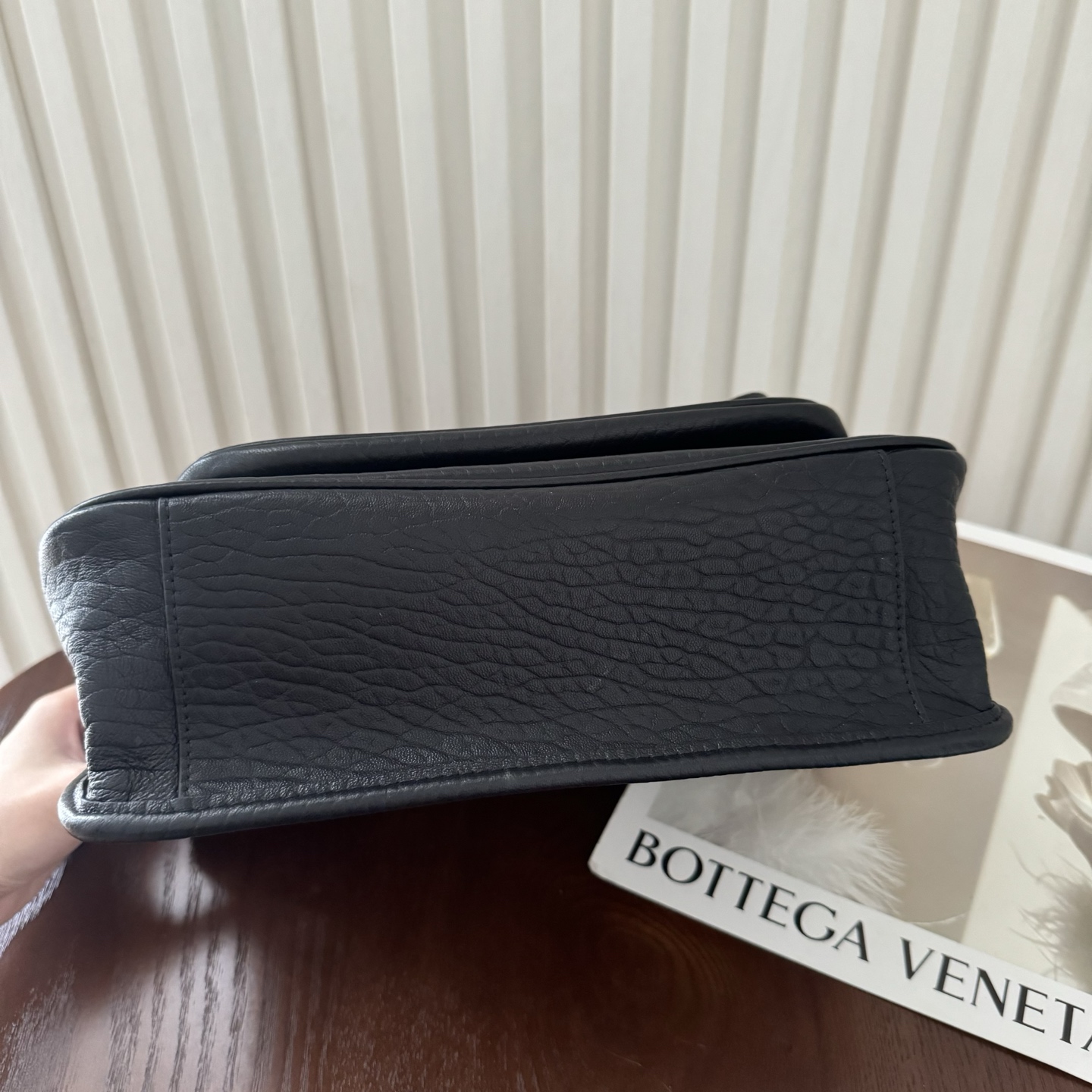 全套包装！Niki家族新成员，柔软羊皮手感柔软舒适，自然软塌。不规则纹理更有复古感，斜挎或腋下都很气场十