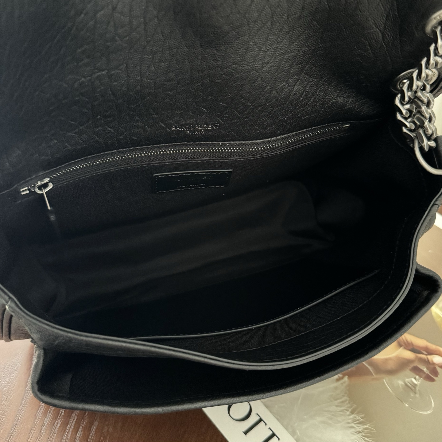 全套包装！Niki家族新成员，柔软羊皮手感柔软舒适，自然软塌。不规则纹理更有复古感，斜挎或腋下都很气场十