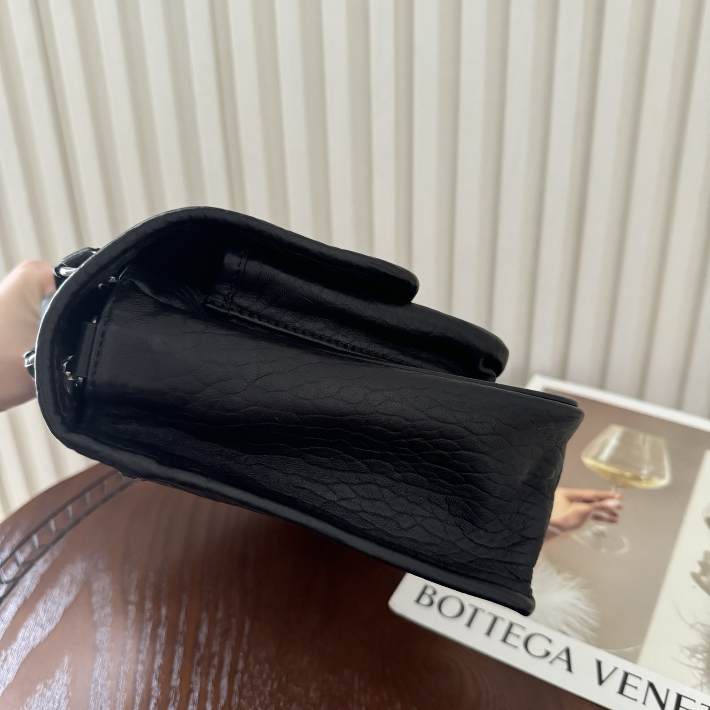 全套包装！Niki家族新成员，柔软羊皮手感柔软舒适，自然软塌。不规则纹理更有复古感，斜挎或腋下都很气场十