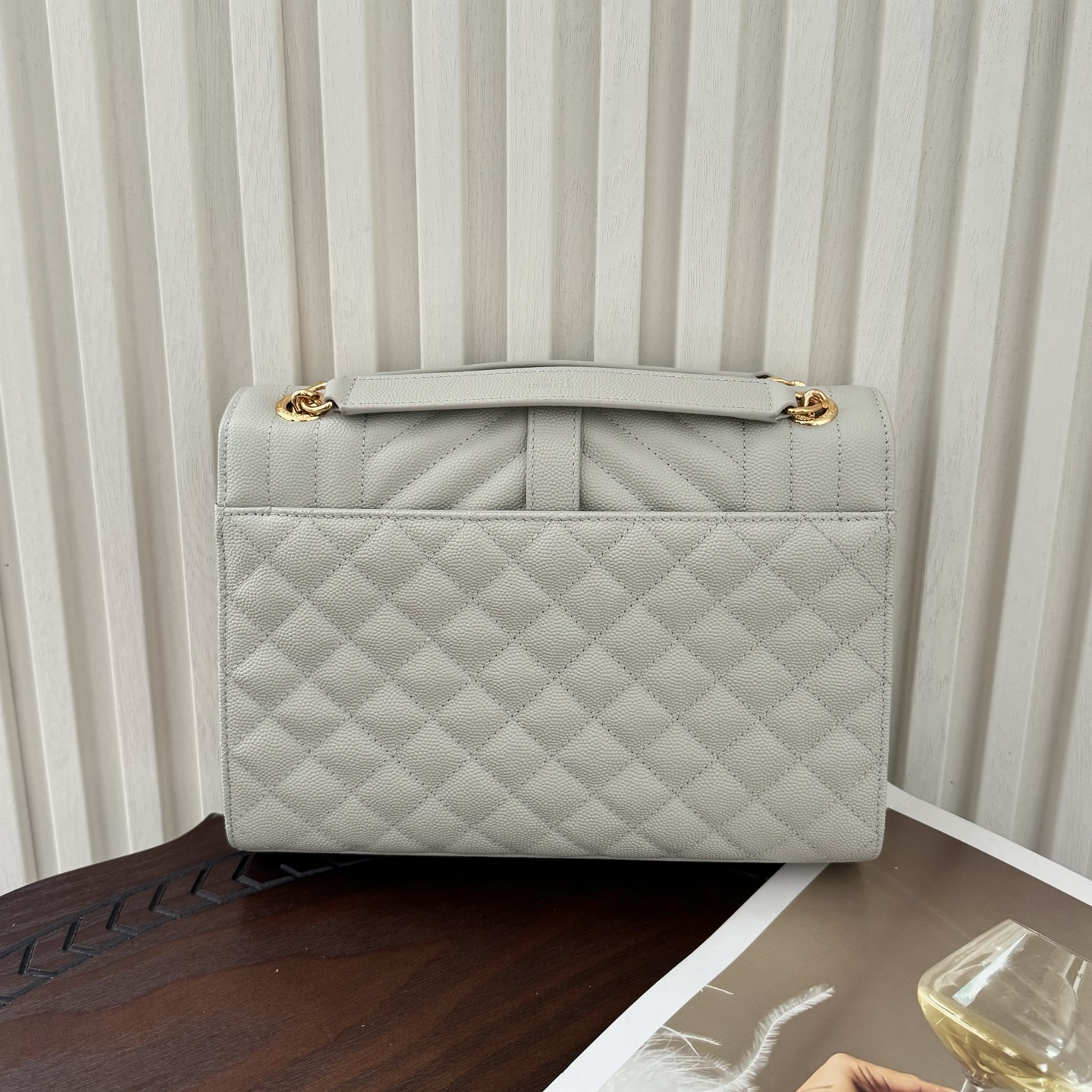 全套包装！ENVELOPPE中号信封包，经典就是永恒，采用鱼子酱牛皮非常耐磨，V形纹和菱形纹混合绗缝包缝