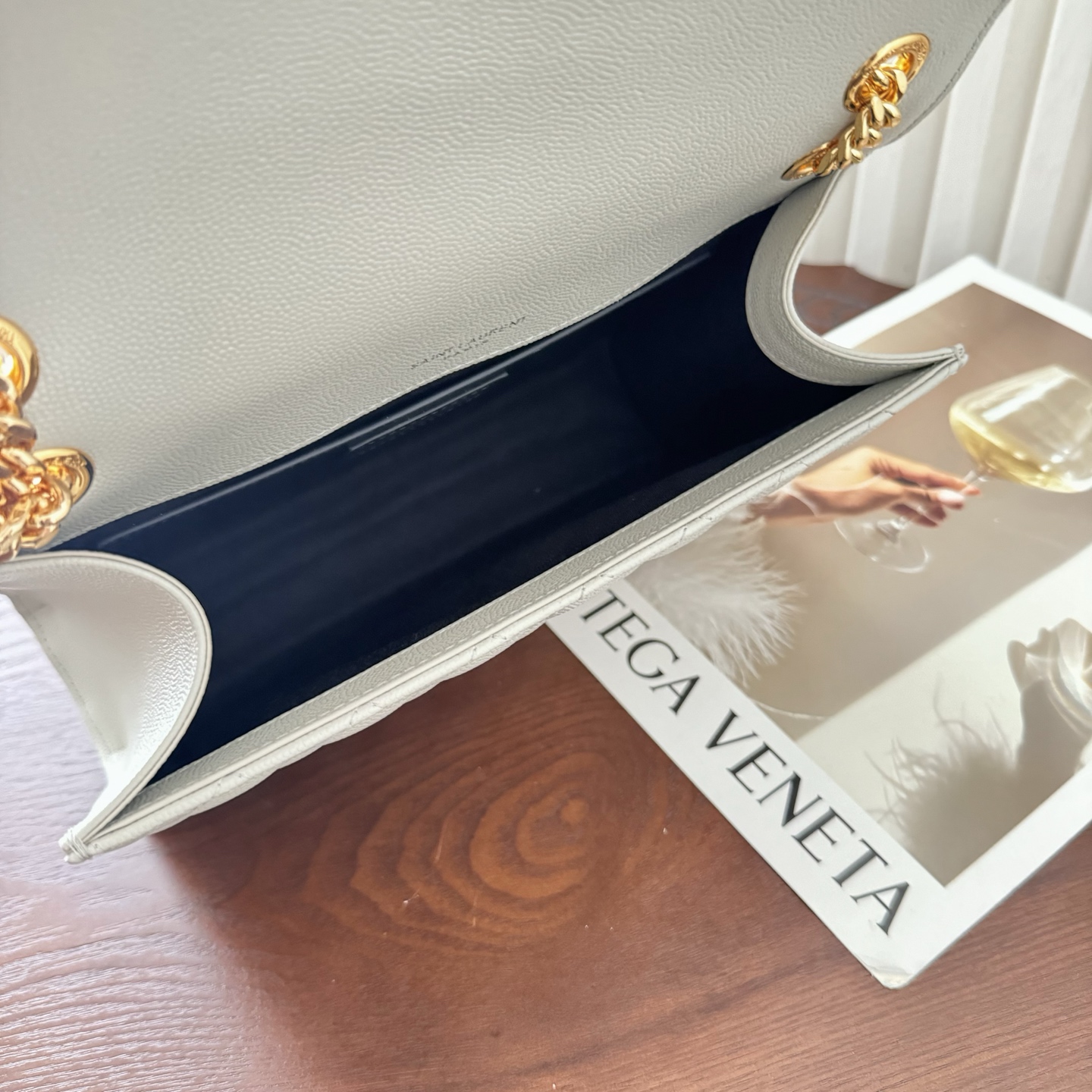 全套包装！ENVELOPPE中号信封包，经典就是永恒，采用鱼子酱牛皮非常耐磨，V形纹和菱形纹混合绗缝包缝