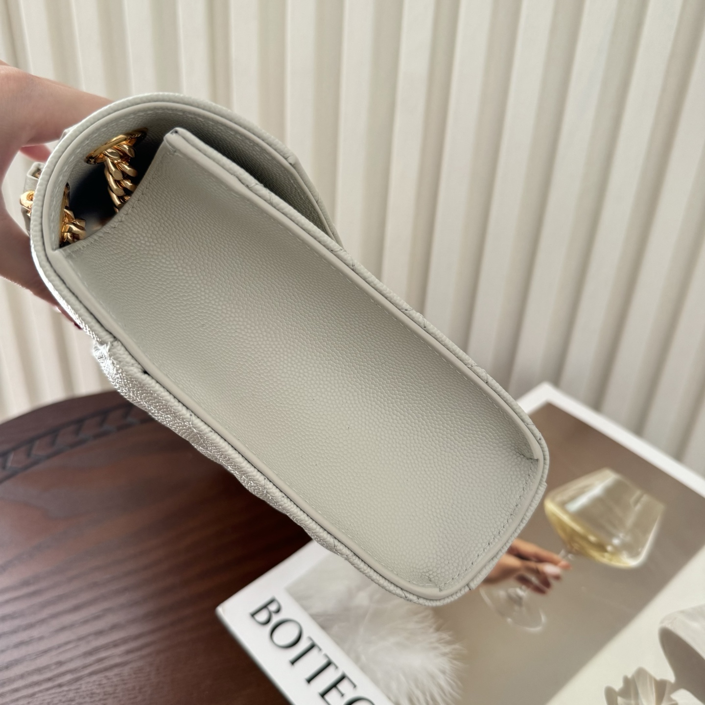 全套包装！ENVELOPPE中号信封包，经典就是永恒，采用鱼子酱牛皮非常耐磨，V形纹和菱形纹混合绗缝包缝