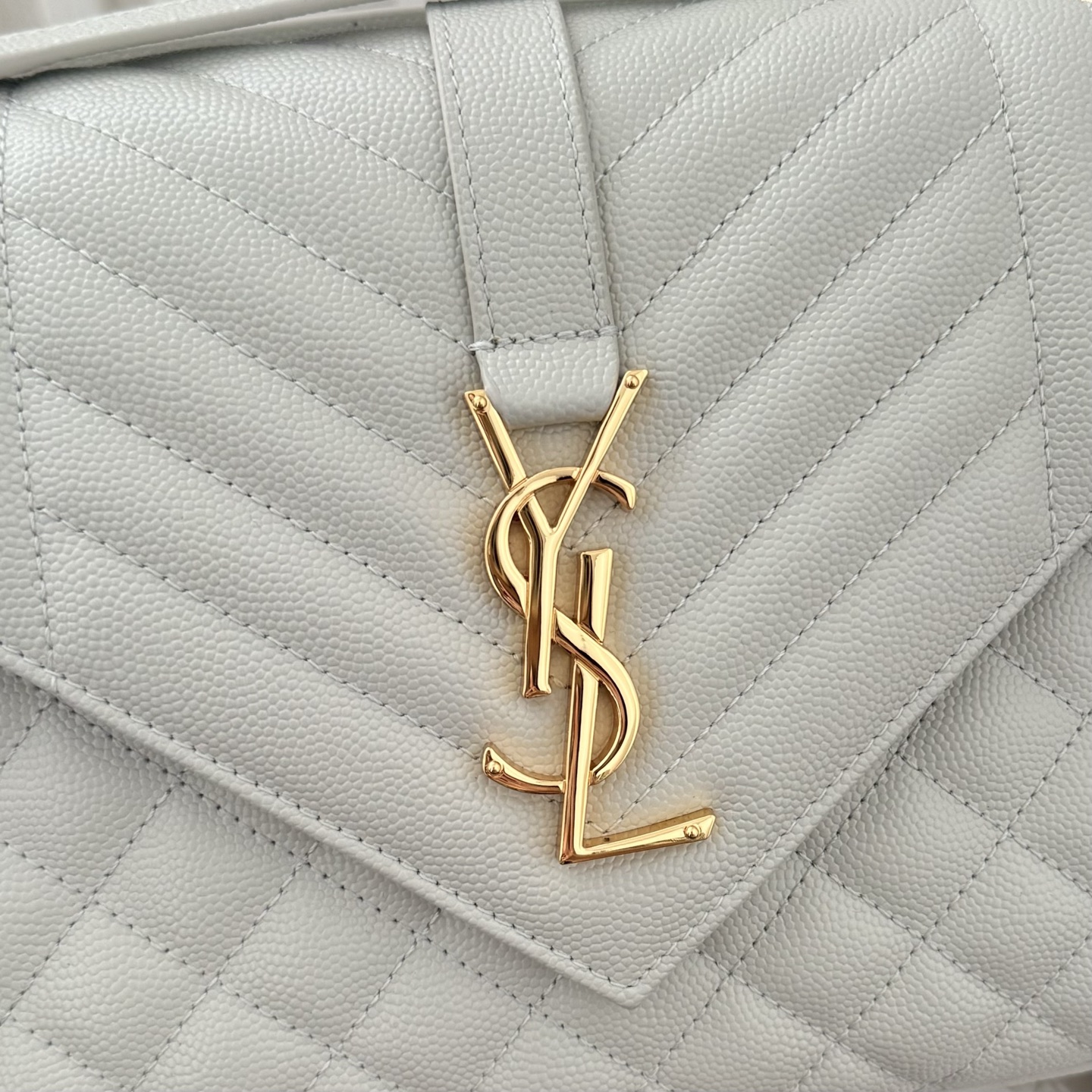 全套包装！ENVELOPPE中号信封包，经典就是永恒，采用鱼子酱牛皮非常耐磨，V形纹和菱形纹混合绗缝包缝