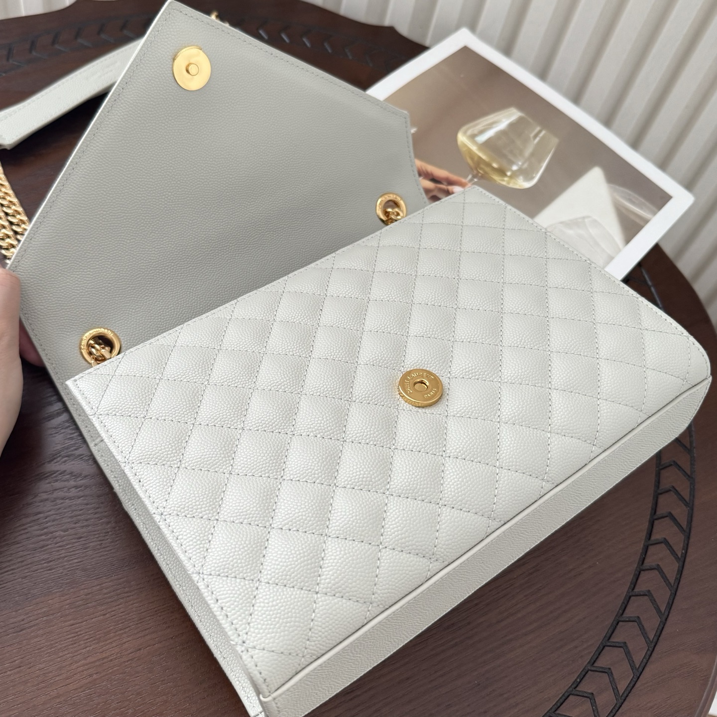 全套包装！ENVELOPPE中号信封包，经典就是永恒，采用鱼子酱牛皮非常耐磨，V形纹和菱形纹混合绗缝包缝