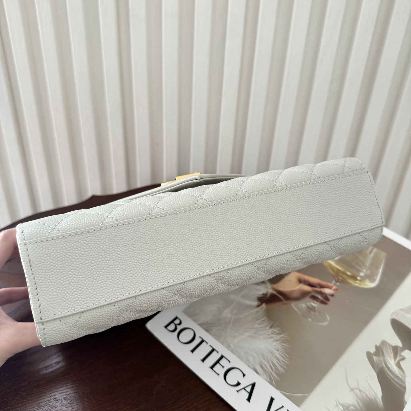 全套包装！ENVELOPPE中号信封包，经典就是永恒，采用鱼子酱牛皮非常耐磨，V形纹和菱形纹混合绗缝包缝