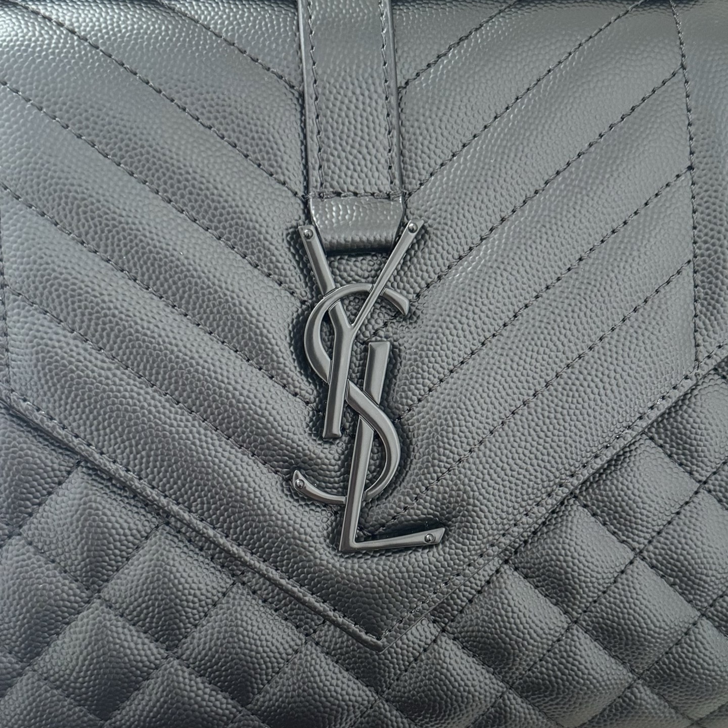 全套包装！ENVELOPPE中号信封包，经典就是永恒，采用鱼子酱牛皮非常耐磨，V形纹和菱形纹混合绗缝包缝