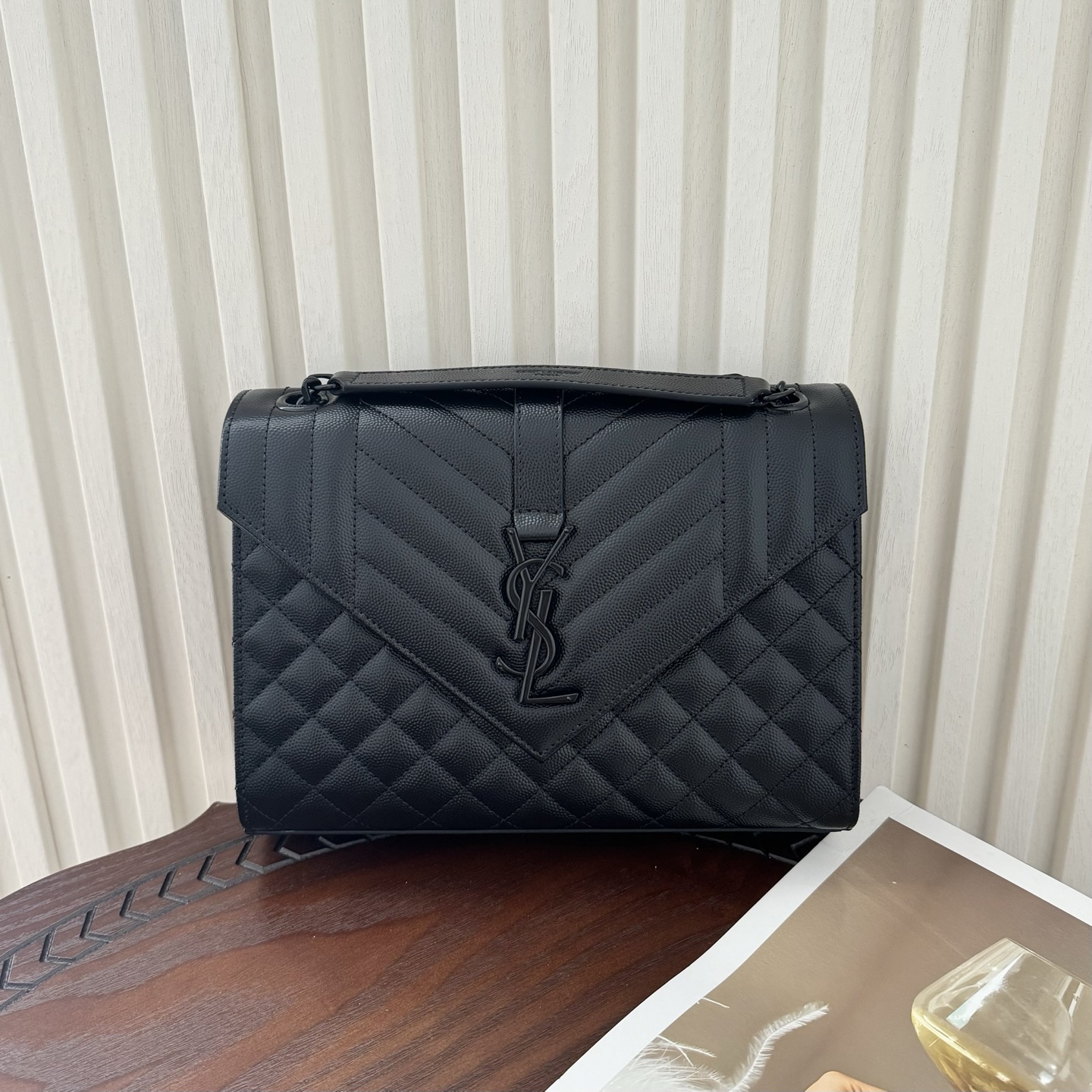 全套包装！ENVELOPPE中号信封包，经典就是永恒，采用鱼子酱牛皮非常耐磨，V形纹和菱形纹混合绗缝包缝