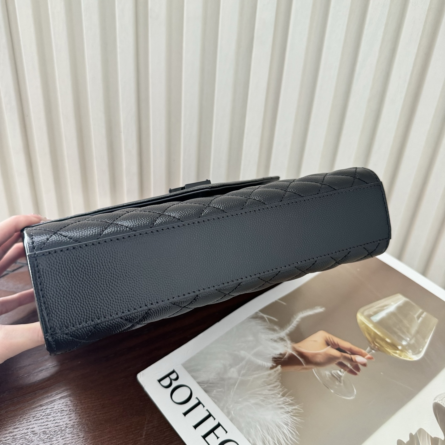 全套包装！ENVELOPPE中号信封包，经典就是永恒，采用鱼子酱牛皮非常耐磨，V形纹和菱形纹混合绗缝包缝