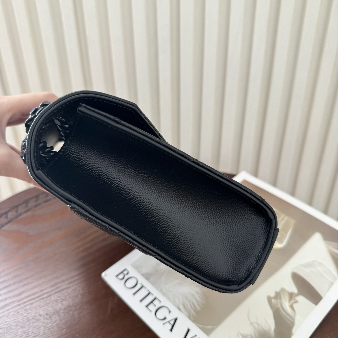 全套包装！ENVELOPPE中号信封包，经典就是永恒，采用鱼子酱牛皮非常耐磨，V形纹和菱形纹混合绗缝包缝