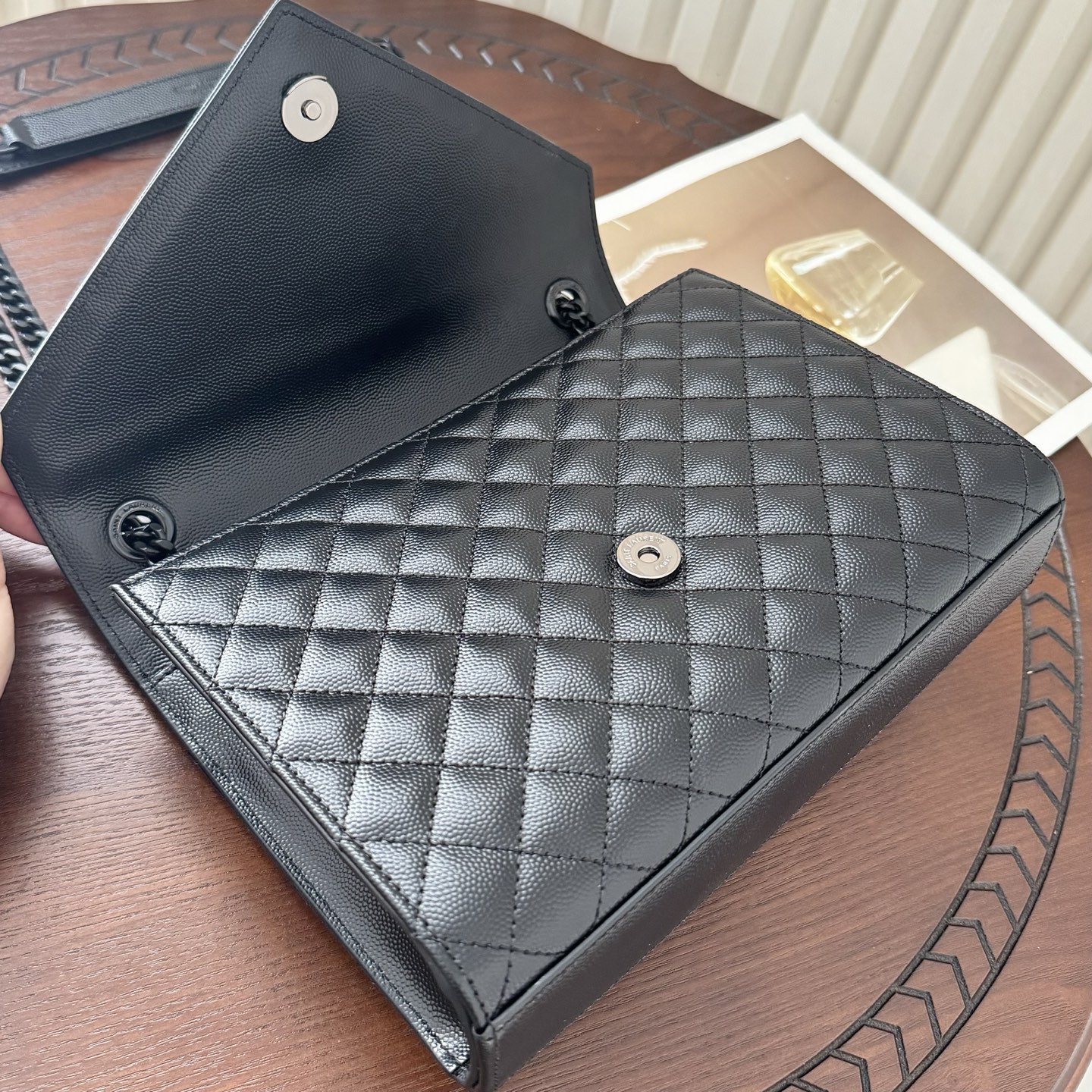 全套包装！ENVELOPPE中号信封包，经典就是永恒，采用鱼子酱牛皮非常耐磨，V形纹和菱形纹混合绗缝包缝