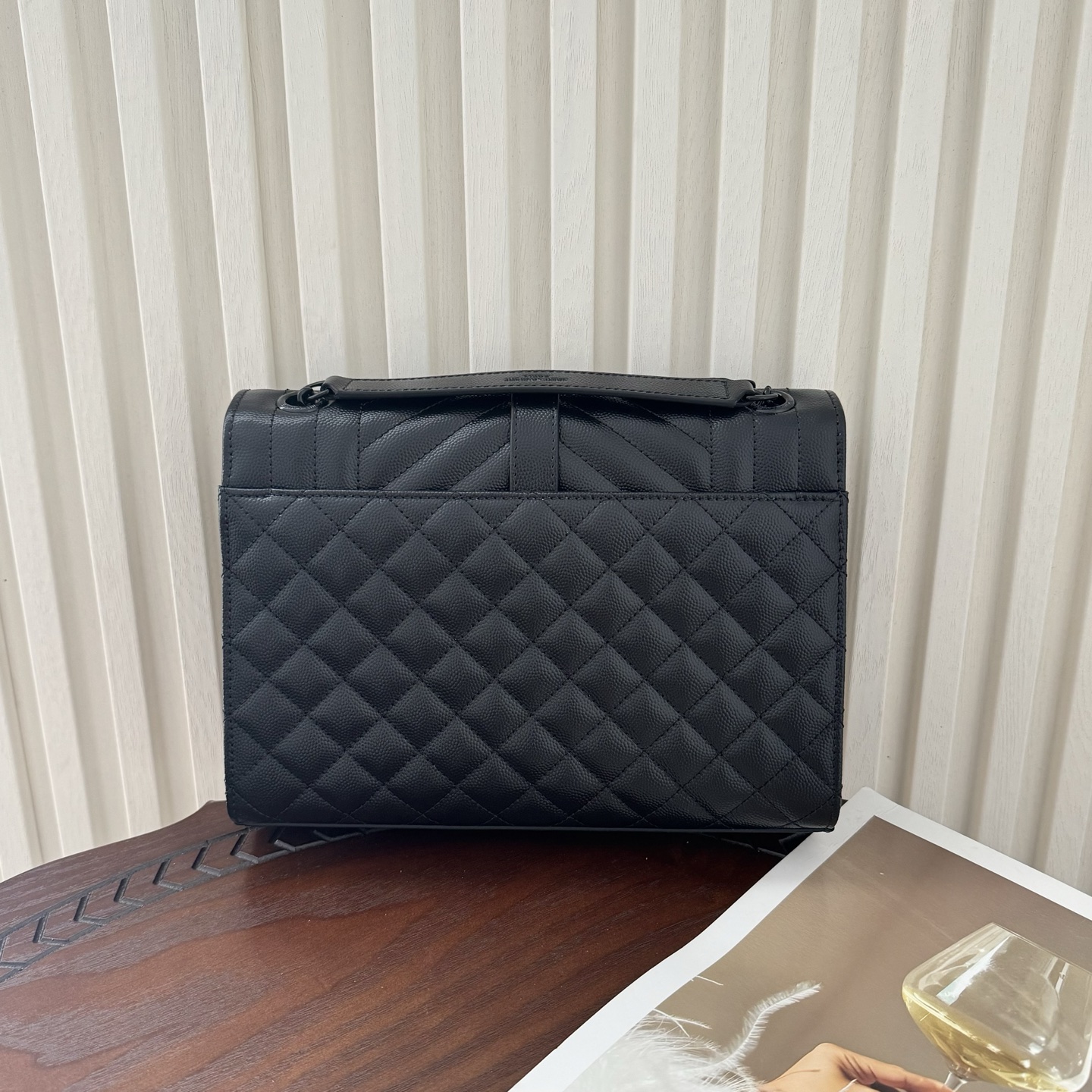 全套包装！ENVELOPPE中号信封包，经典就是永恒，采用鱼子酱牛皮非常耐磨，V形纹和菱形纹混合绗缝包缝