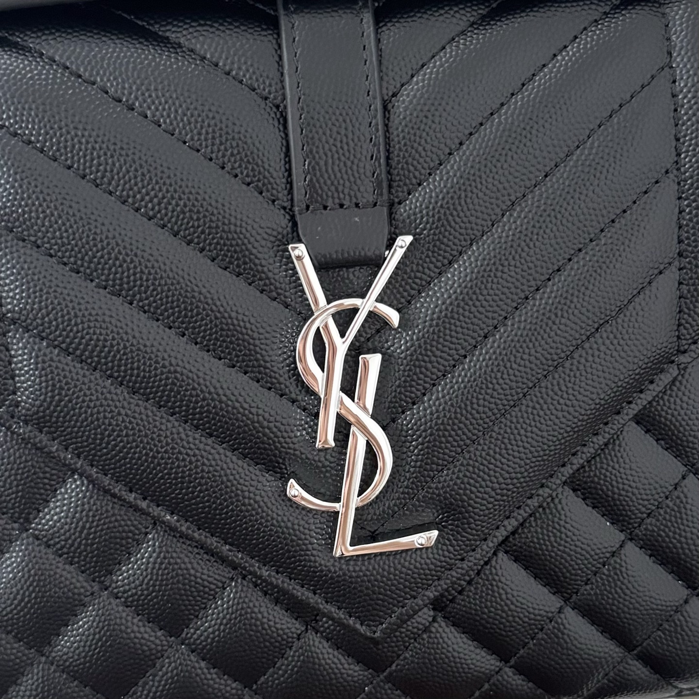 全套包装！ENVELOPPE中号信封包，经典就是永恒，采用鱼子酱牛皮非常耐磨，V形纹和菱形纹混合绗缝包缝