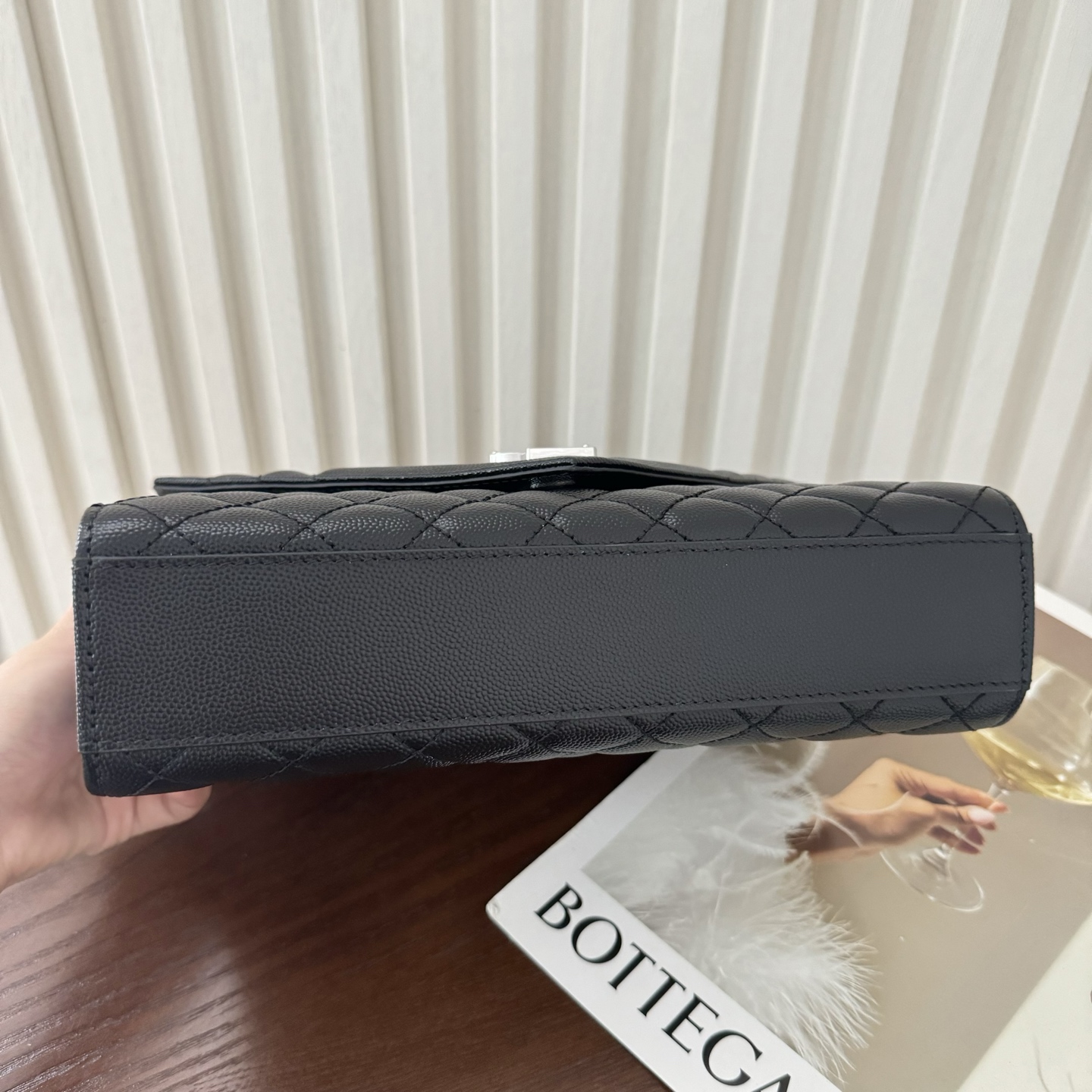 全套包装！ENVELOPPE中号信封包，经典就是永恒，采用鱼子酱牛皮非常耐磨，V形纹和菱形纹混合绗缝包缝