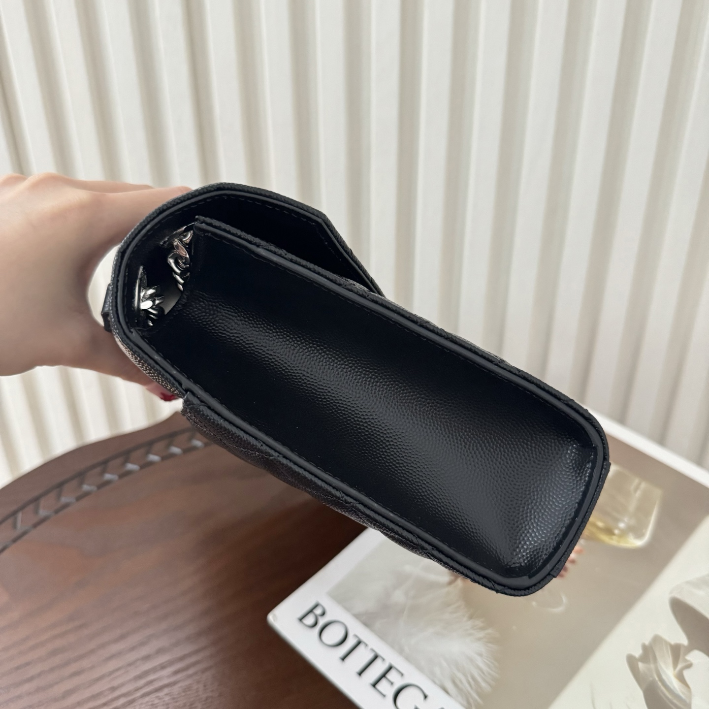 全套包装！ENVELOPPE中号信封包，经典就是永恒，采用鱼子酱牛皮非常耐磨，V形纹和菱形纹混合绗缝包缝