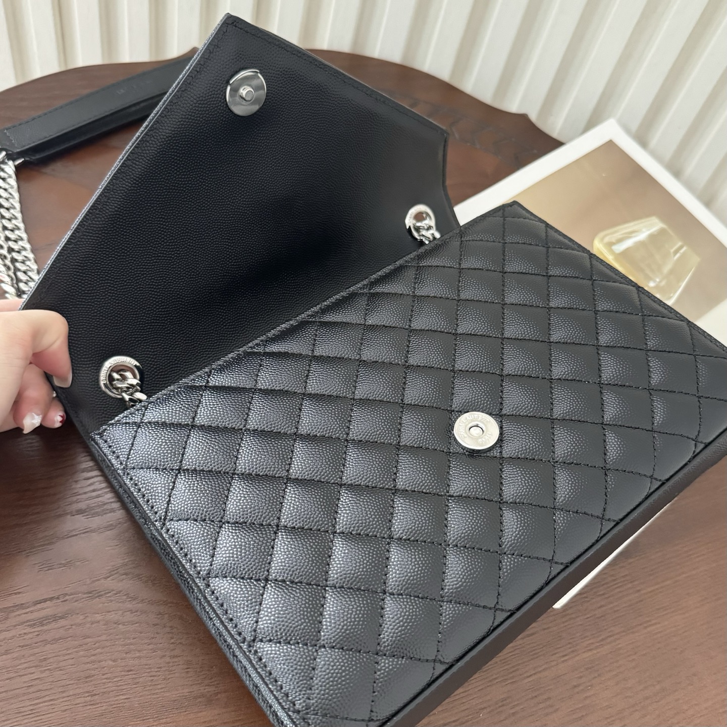 全套包装！ENVELOPPE中号信封包，经典就是永恒，采用鱼子酱牛皮非常耐磨，V形纹和菱形纹混合绗缝包缝