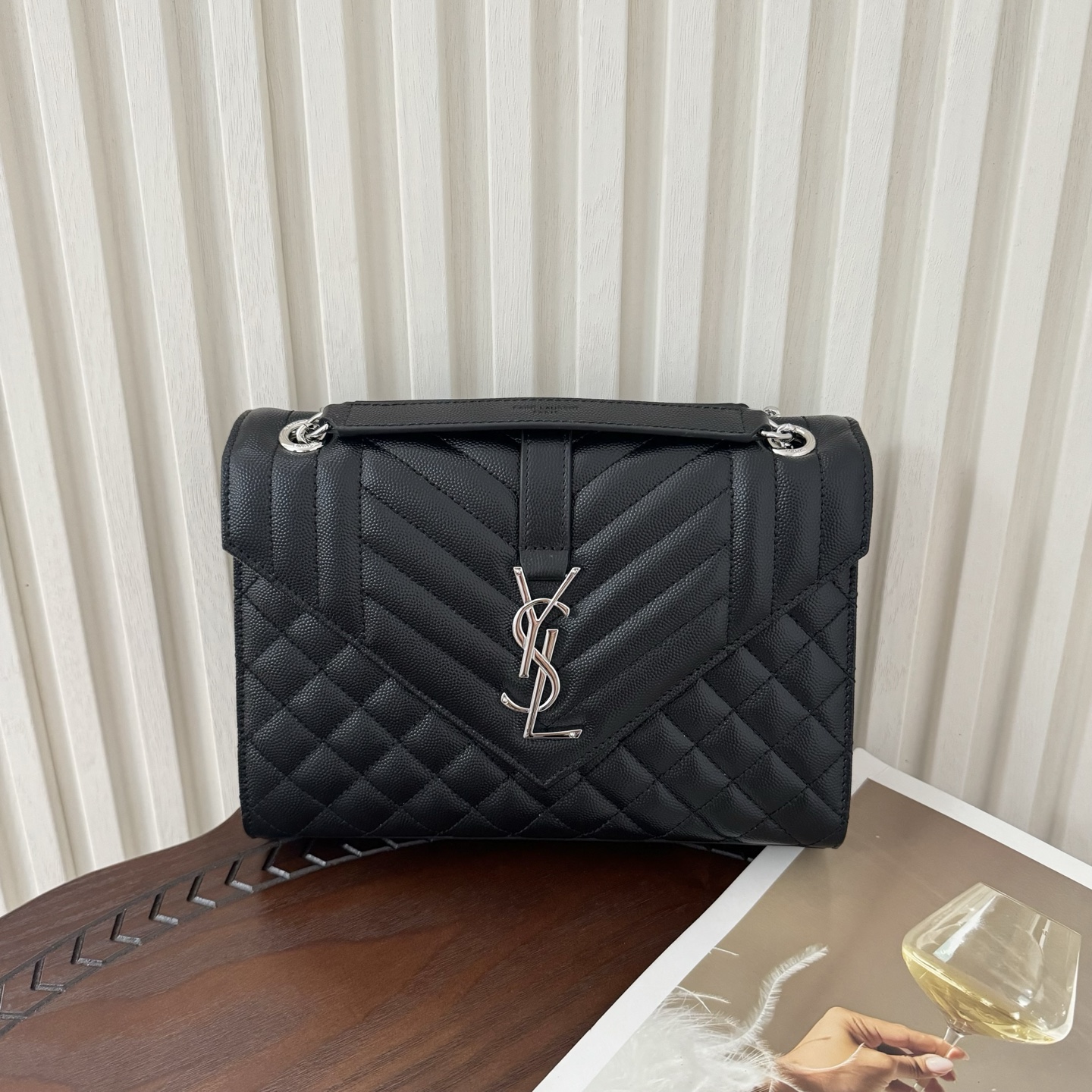 全套包装！ENVELOPPE中号信封包，经典就是永恒，采用鱼子酱牛皮非常耐磨，V形纹和菱形纹混合绗缝包缝