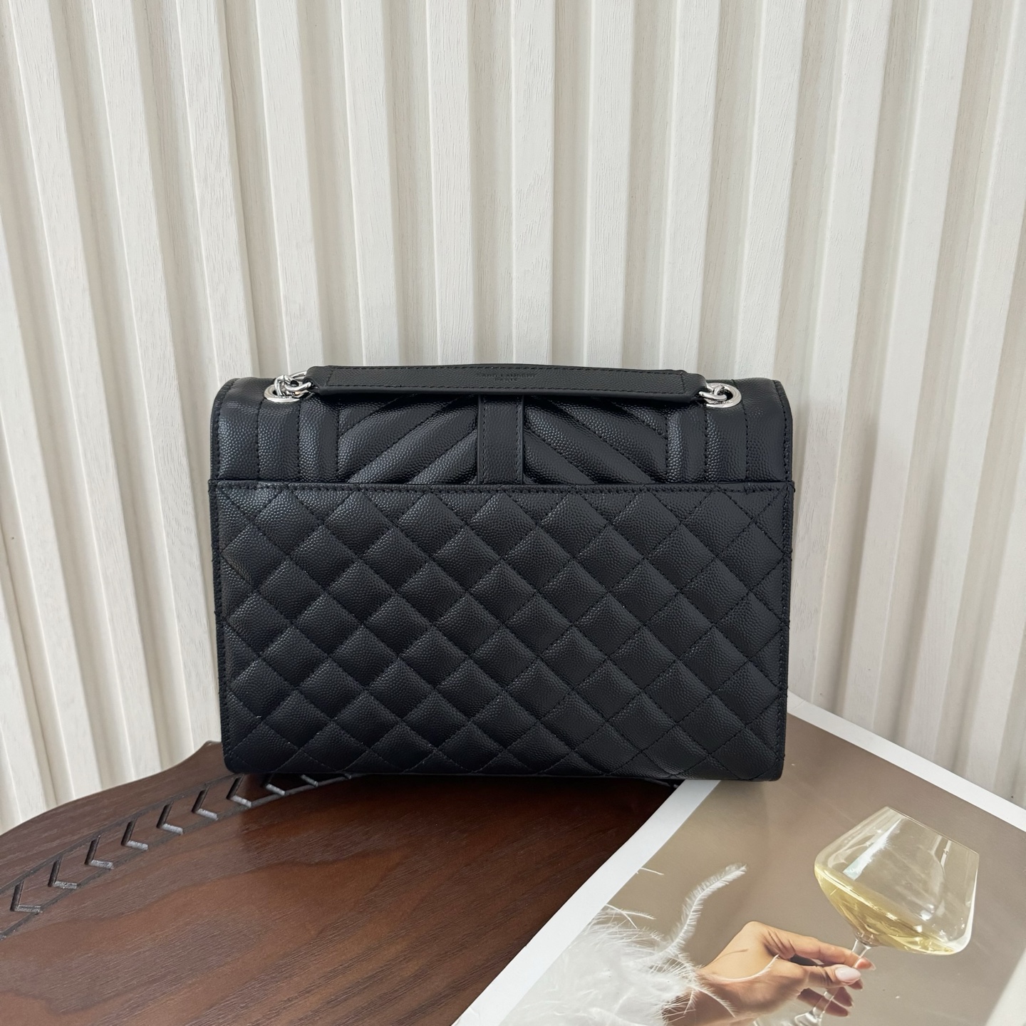 全套包装！ENVELOPPE中号信封包，经典就是永恒，采用鱼子酱牛皮非常耐磨，V形纹和菱形纹混合绗缝包缝