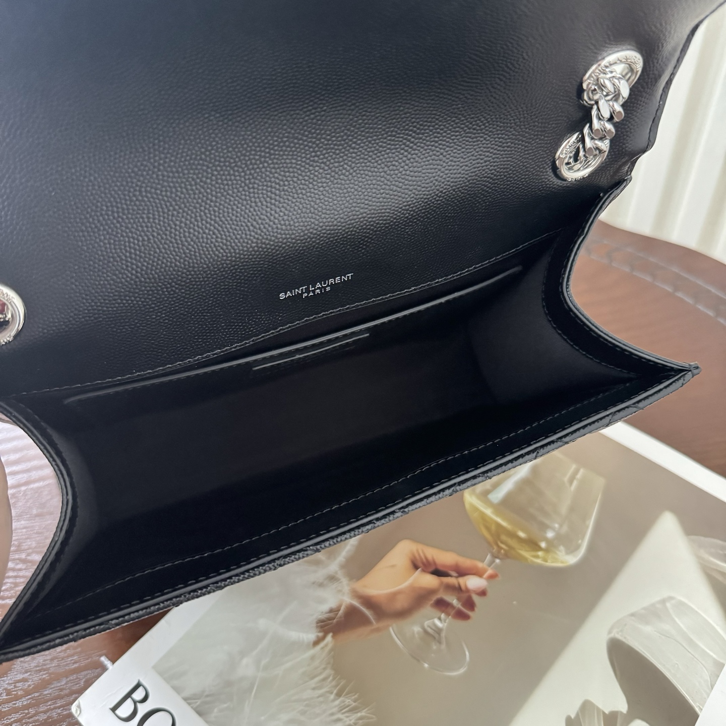 全套包装！ENVELOPPE中号信封包，经典就是永恒，采用鱼子酱牛皮非常耐磨，V形纹和菱形纹混合绗缝包缝