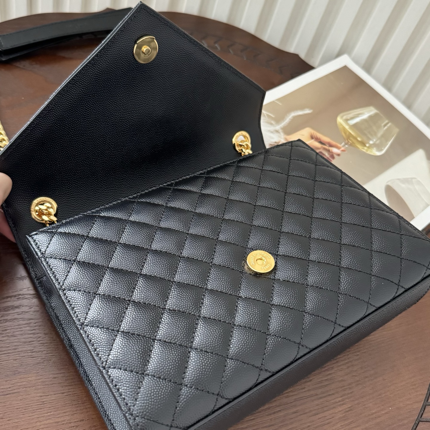 全套包装！ENVELOPPE中号信封包，经典就是永恒，采用鱼子酱牛皮非常耐磨，V形纹和菱形纹混合绗缝包缝