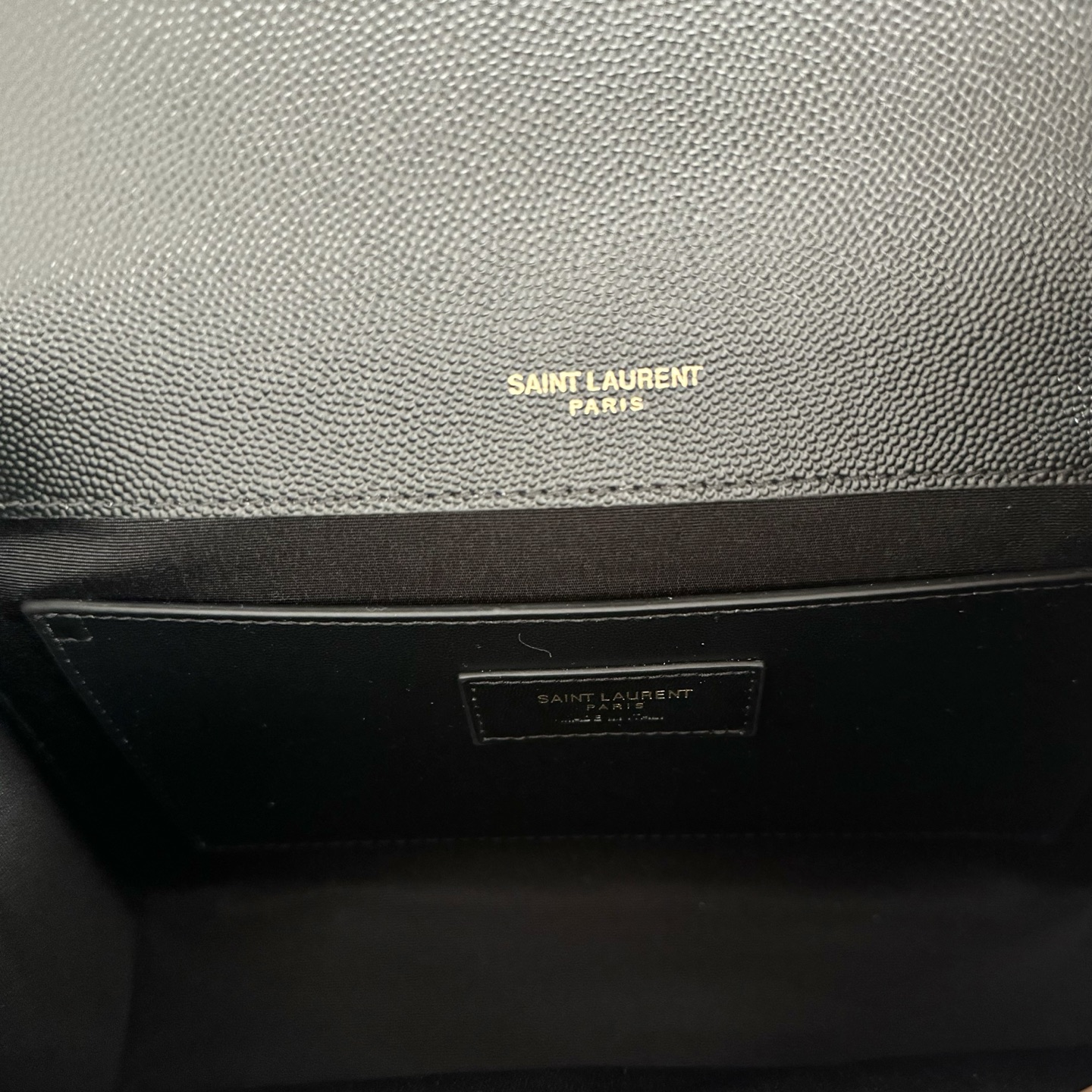 全套包装！ENVELOPPE中号信封包，经典就是永恒，采用鱼子酱牛皮非常耐磨，V形纹和菱形纹混合绗缝包缝