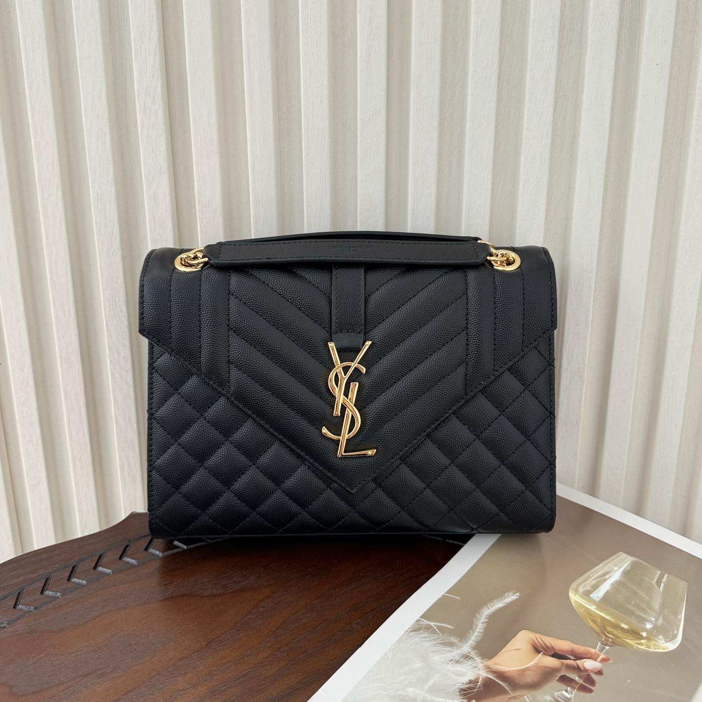 全套包装！ENVELOPPE中号信封包，经典就是永恒，采用鱼子酱牛皮非常耐磨，V形纹和菱形纹混合绗缝包缝