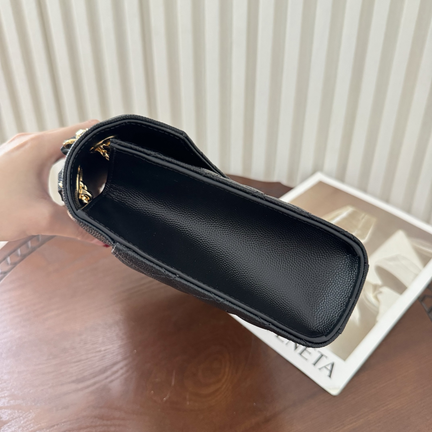 全套包装！ENVELOPPE中号信封包，经典就是永恒，采用鱼子酱牛皮非常耐磨，V形纹和菱形纹混合绗缝包缝