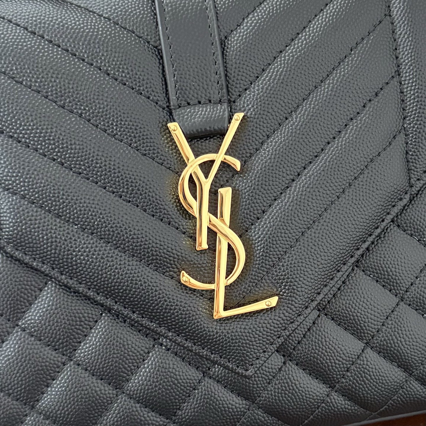 全套包装！ENVELOPPE中号信封包，经典就是永恒，采用鱼子酱牛皮非常耐磨，V形纹和菱形纹混合绗缝包缝