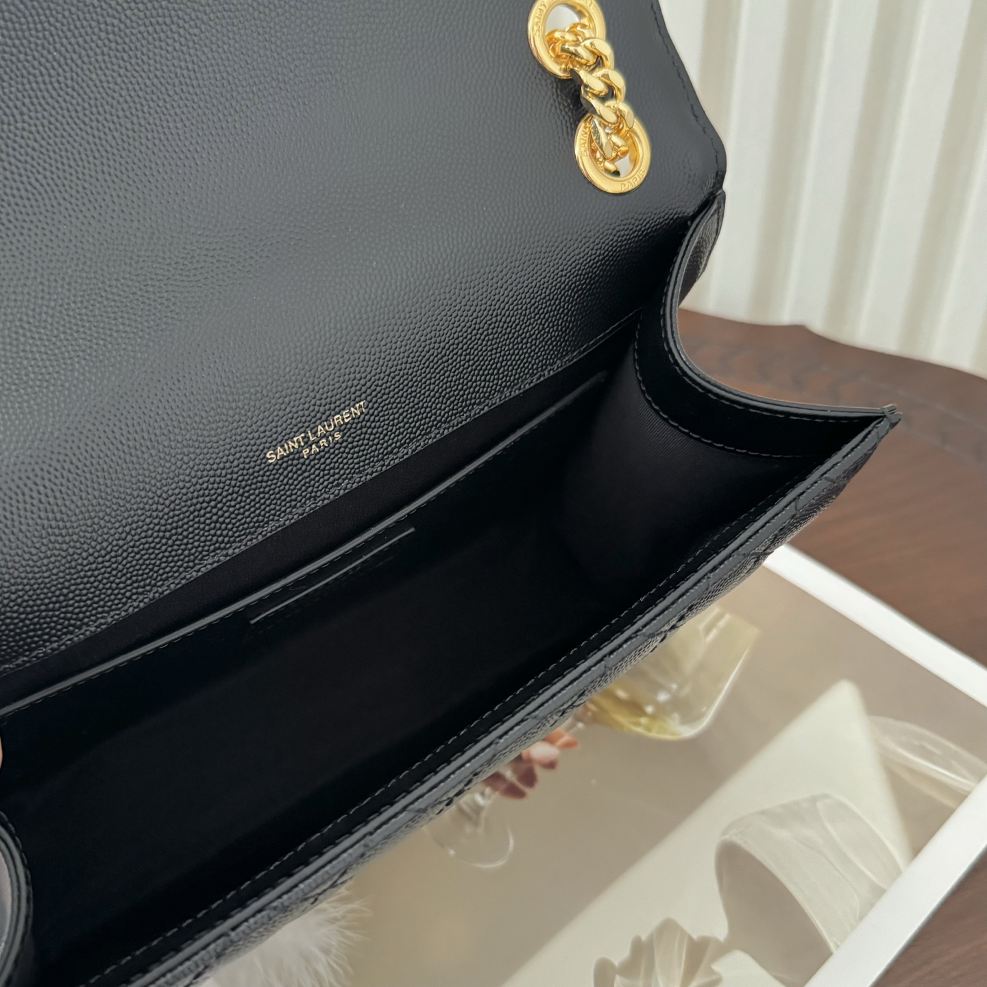 全套包装！ENVELOPPE中号信封包，经典就是永恒，采用鱼子酱牛皮非常耐磨，V形纹和菱形纹混合绗缝包缝