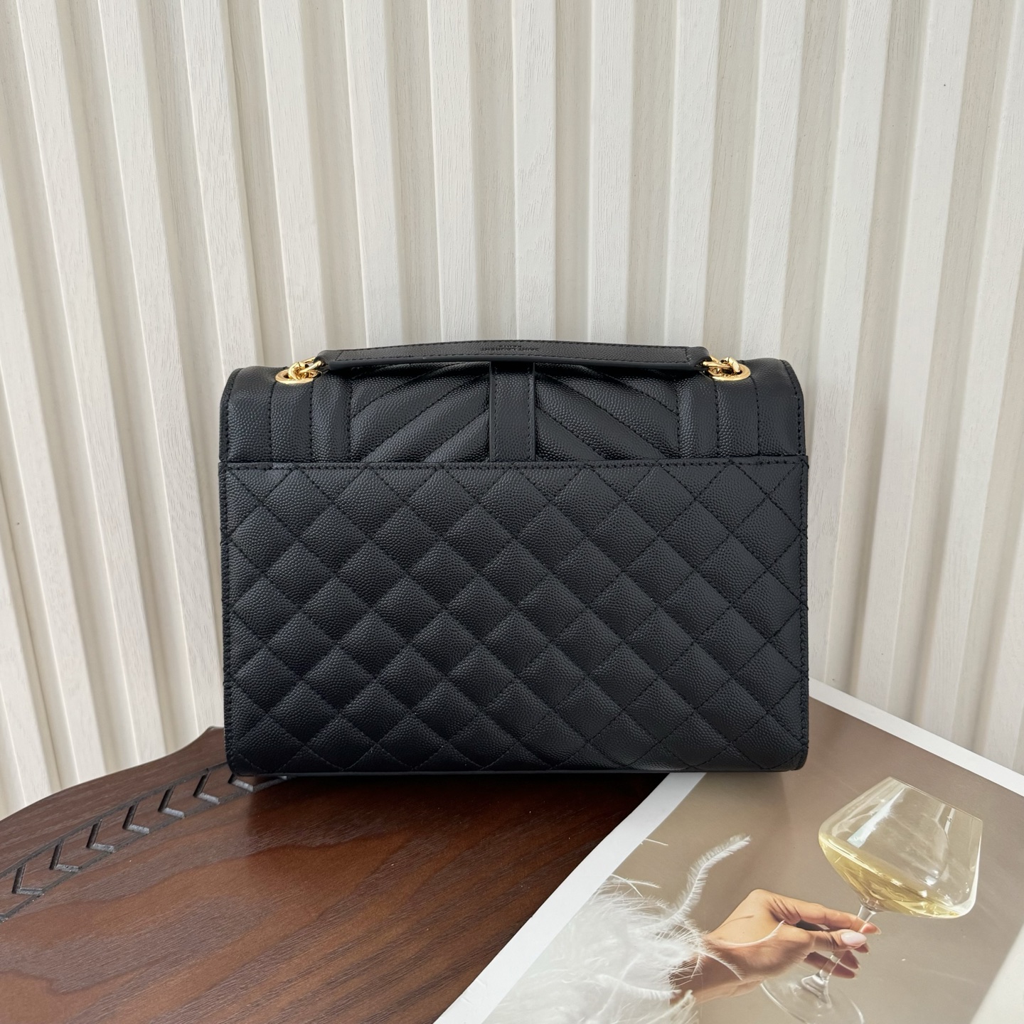 全套包装！ENVELOPPE中号信封包，经典就是永恒，采用鱼子酱牛皮非常耐磨，V形纹和菱形纹混合绗缝包缝