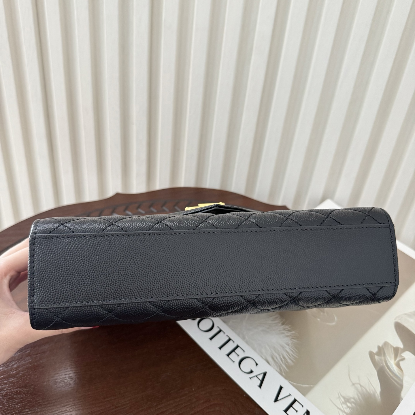 全套包装！ENVELOPPE中号信封包，经典就是永恒，采用鱼子酱牛皮非常耐磨，V形纹和菱形纹混合绗缝包缝