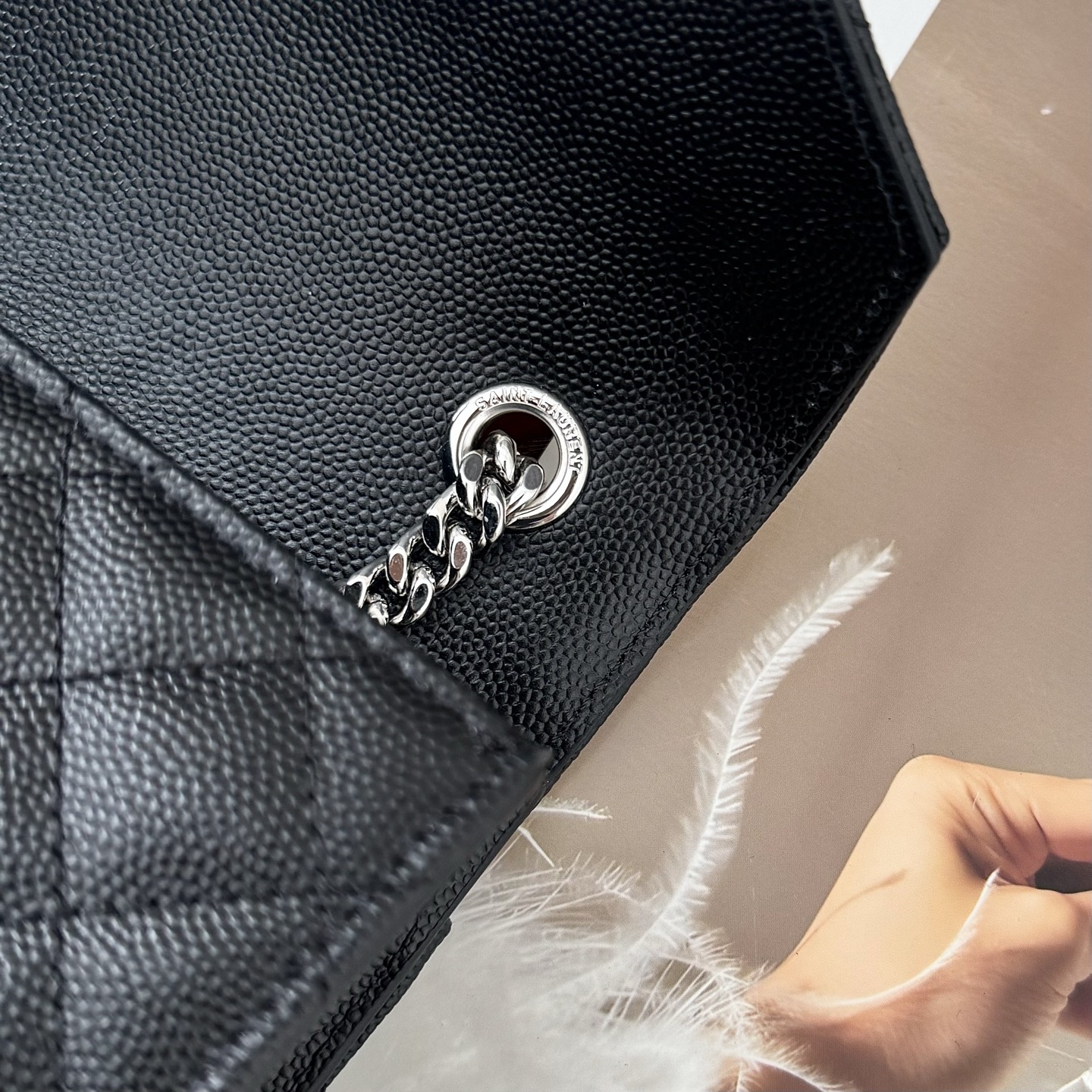 全套包装！ENVELOPPE小号，经典就是永恒，采用鱼子酱牛皮非常耐磨，V形纹和菱形纹混合绗缝包缝多种背