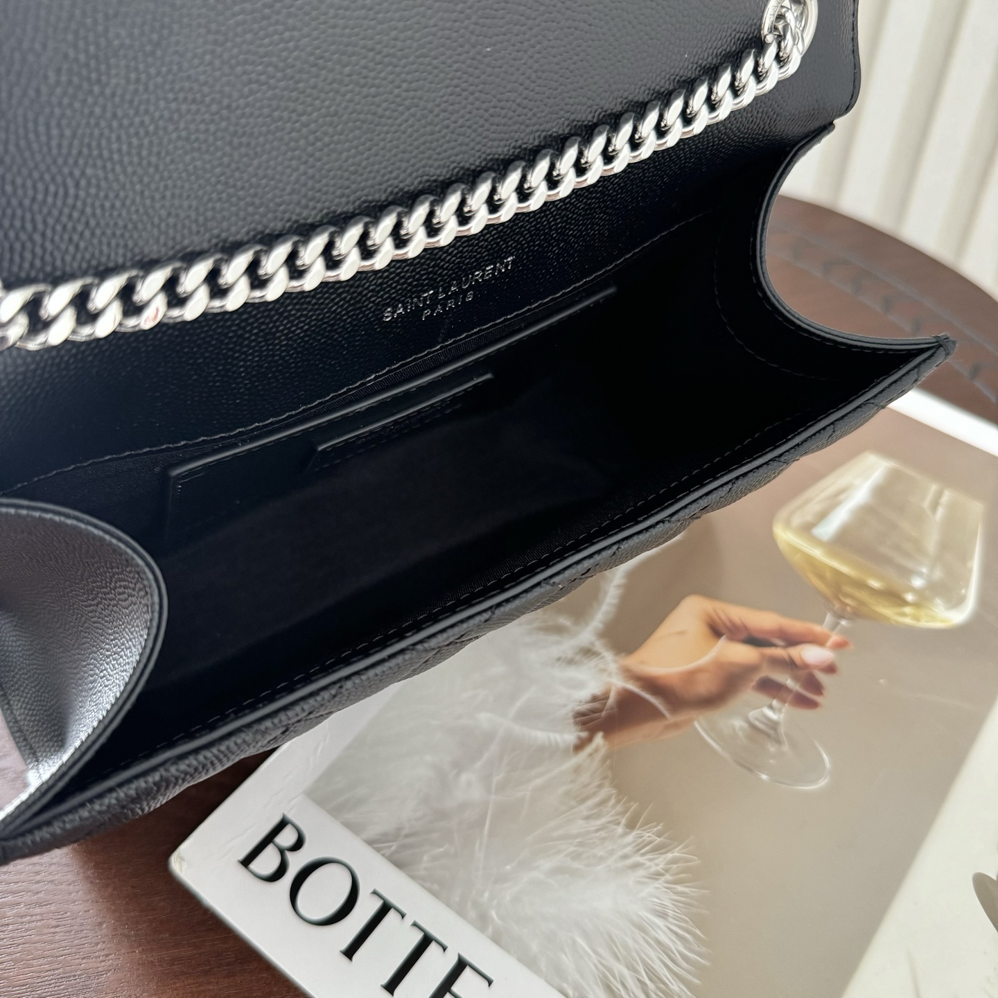 全套包装！ENVELOPPE小号，经典就是永恒，采用鱼子酱牛皮非常耐磨，V形纹和菱形纹混合绗缝包缝多种背