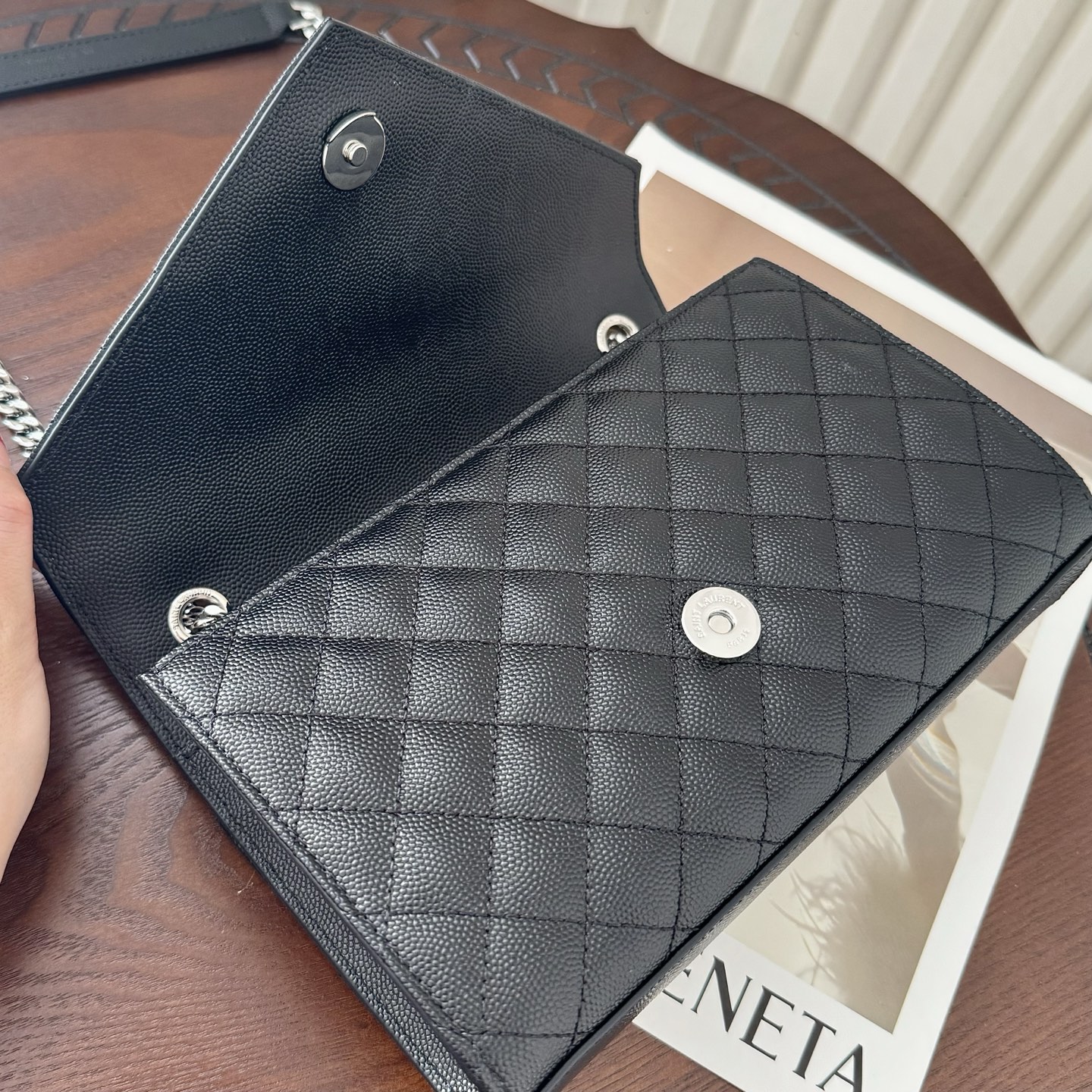 全套包装！ENVELOPPE小号，经典就是永恒，采用鱼子酱牛皮非常耐磨，V形纹和菱形纹混合绗缝包缝多种背