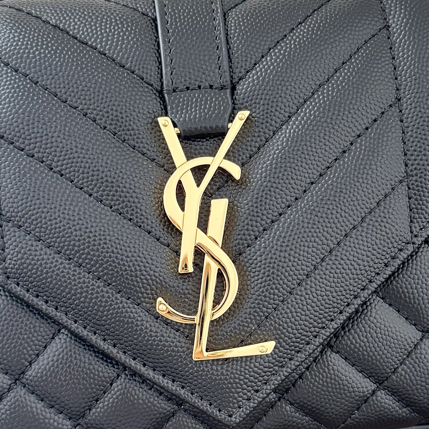 全套包装！ENVELOPPE小号，经典就是永恒，采用鱼子酱牛皮非常耐磨，V形纹和菱形纹混合绗缝包缝多种背