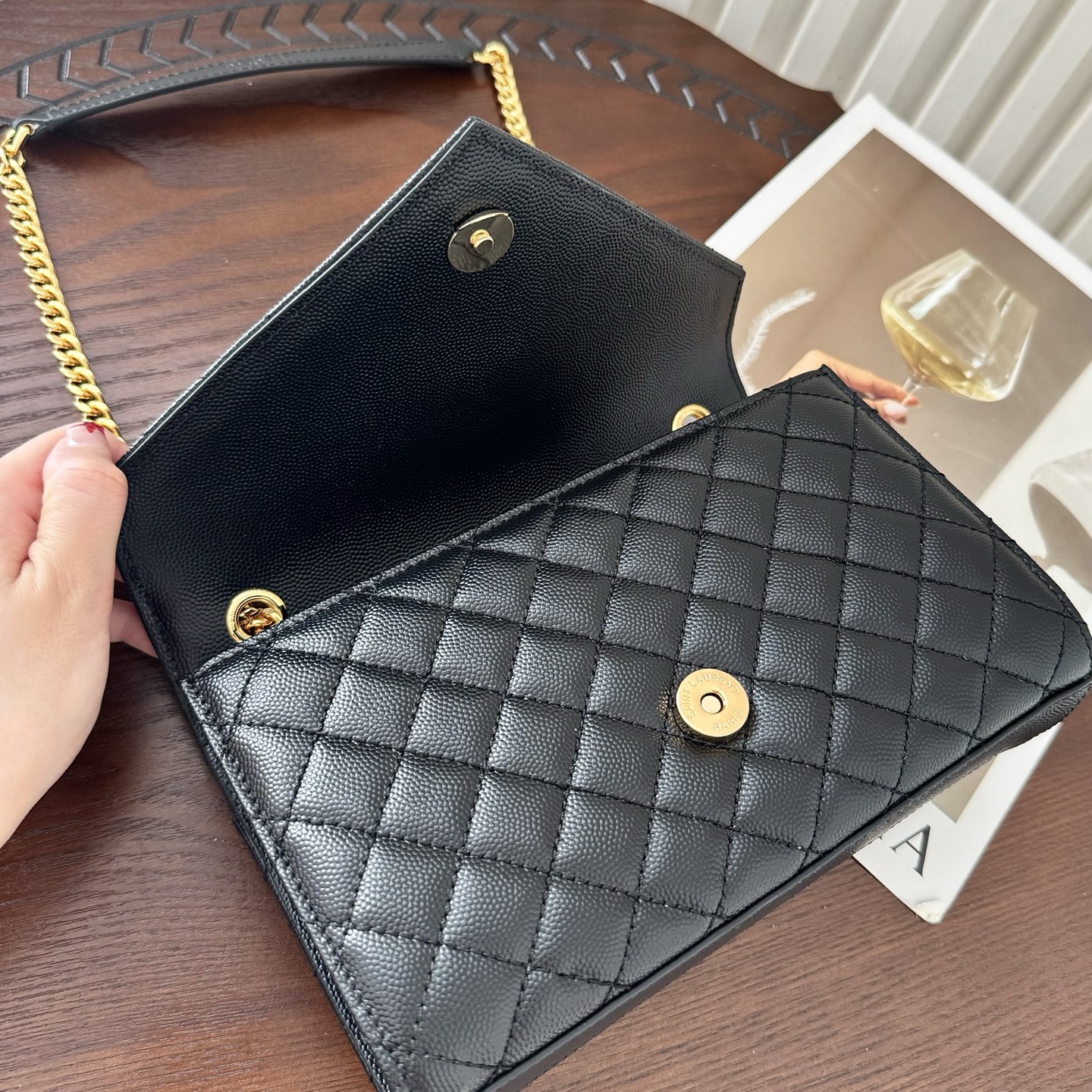 全套包装！ENVELOPPE小号，经典就是永恒，采用鱼子酱牛皮非常耐磨，V形纹和菱形纹混合绗缝包缝多种背