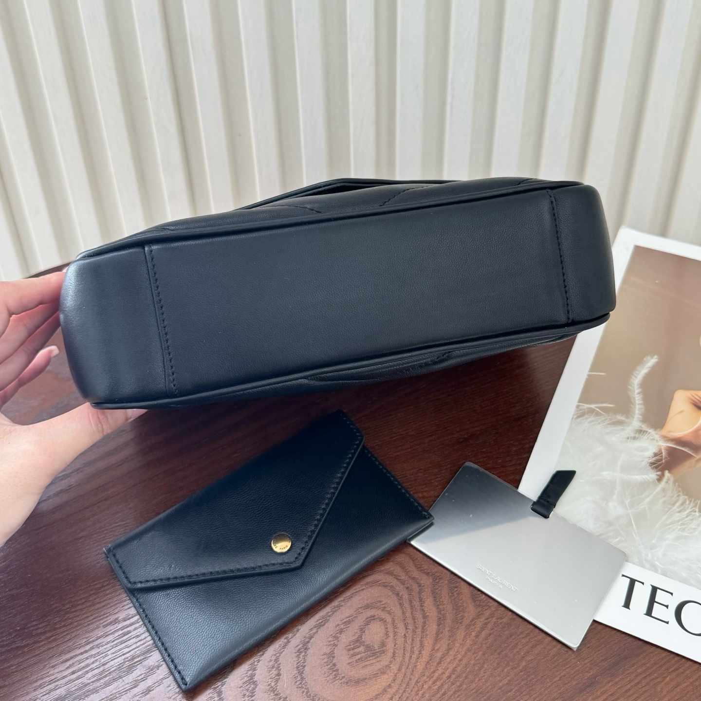 全套包装！LouLou新款羊皮邮差包，延续经典之作，质感细腻高级，V型绗缝设计简约，整个包格外精致。搭配