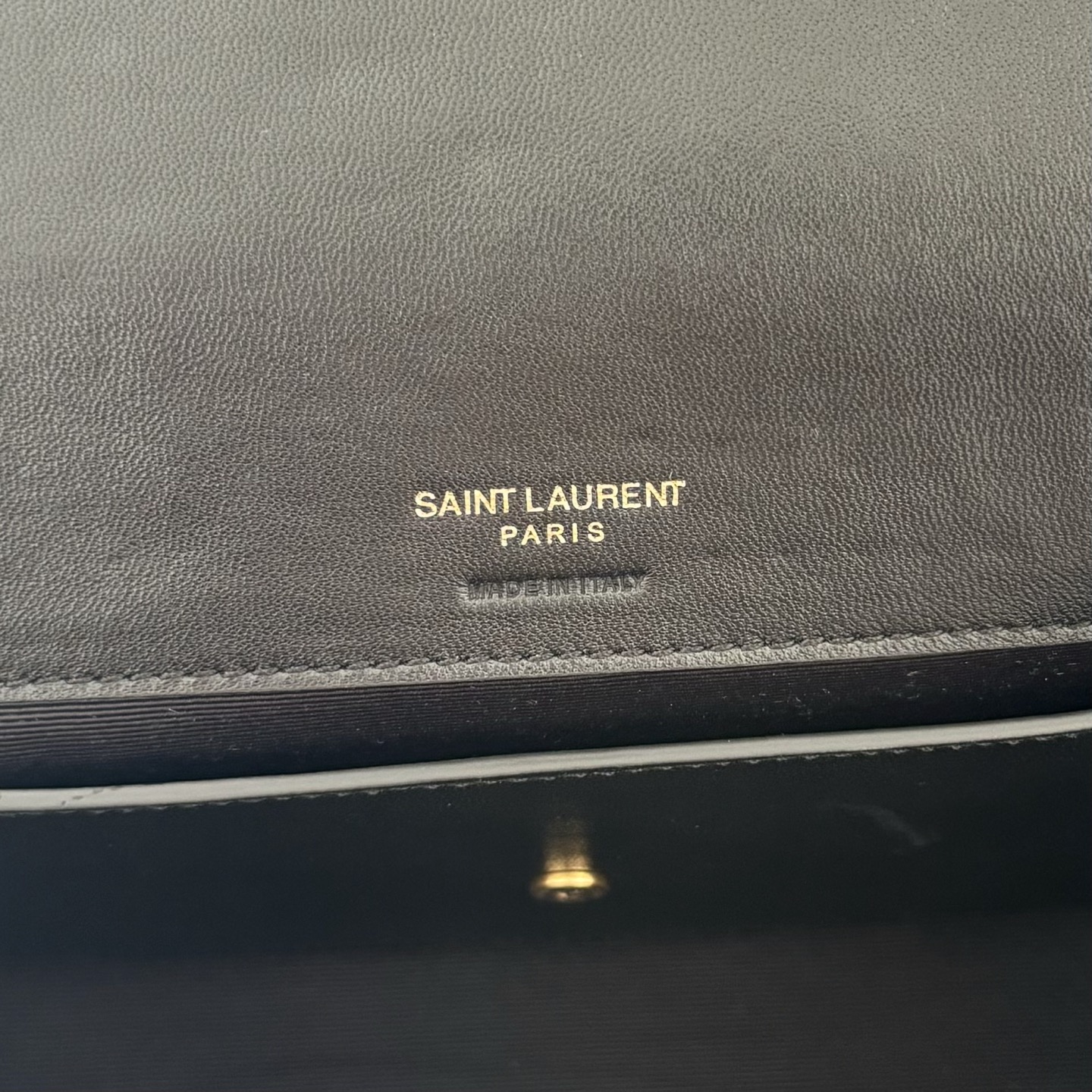 全套包装！LouLou新款羊皮邮差包，延续经典之作，质感细腻高级，V型绗缝设计简约，整个包格外精致。搭配