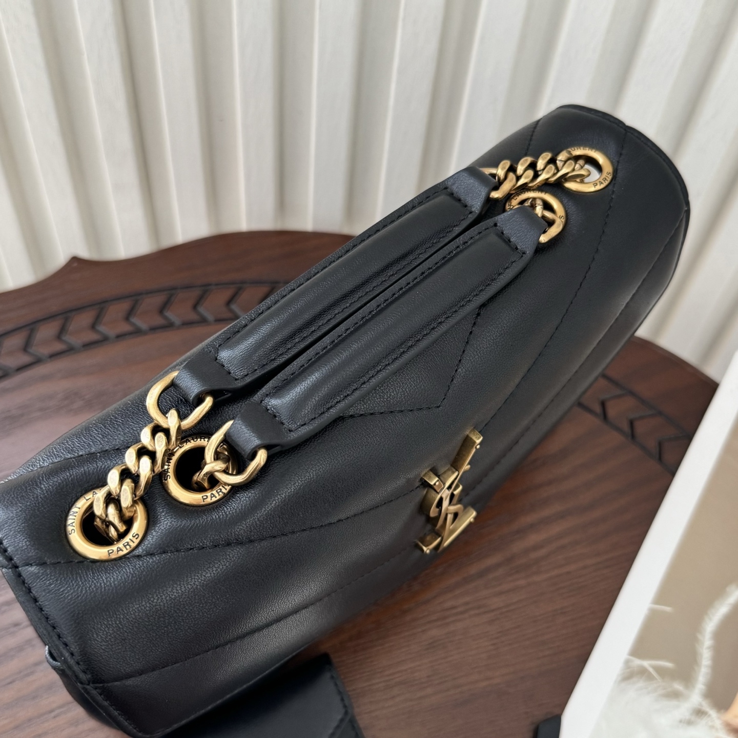 全套包装！LouLou新款羊皮邮差包，延续经典之作，质感细腻高级，V型绗缝设计简约，整个包格外精致。搭配