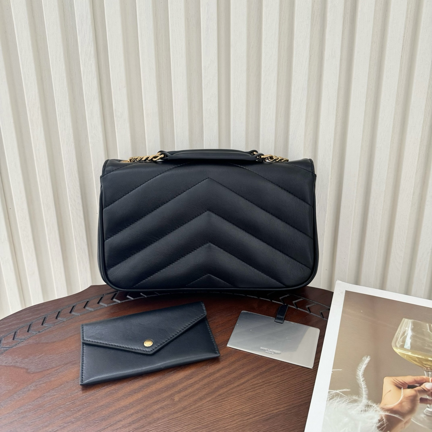 全套包装！LouLou新款羊皮邮差包，延续经典之作，质感细腻高级，V型绗缝设计简约，整个包格外精致。搭配