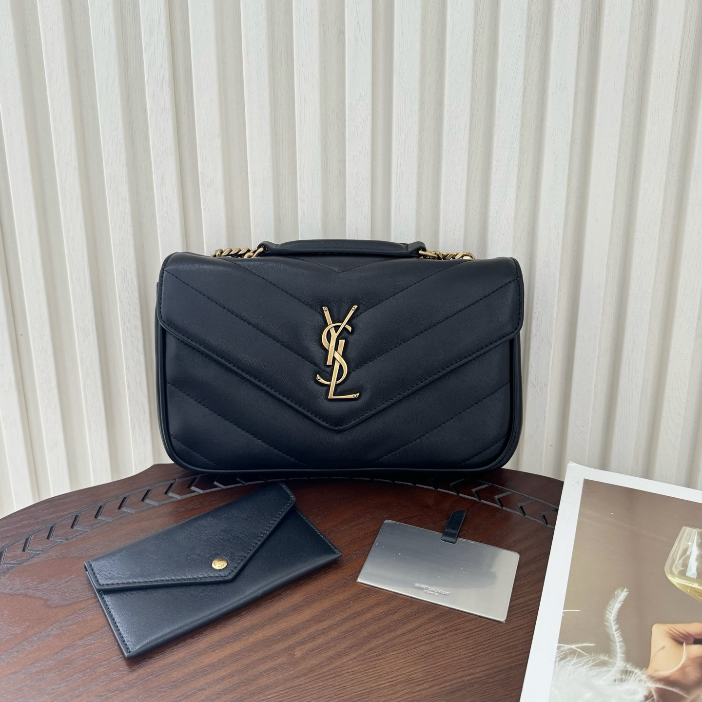 全套包装！LouLou新款羊皮邮差包，延续经典之作，质感细腻高级，V型绗缝设计简约，整个包格外精致。搭配