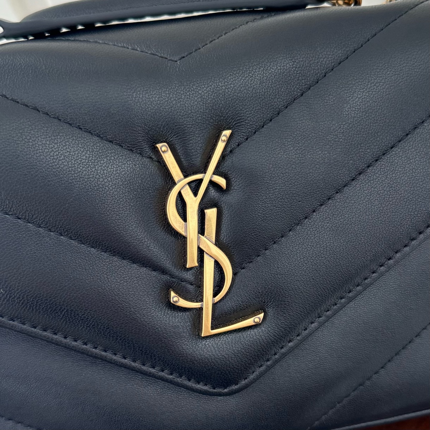 全套包装！LouLou新款羊皮邮差包，延续经典之作，质感细腻高级，V型绗缝设计简约，整个包格外精致。搭配