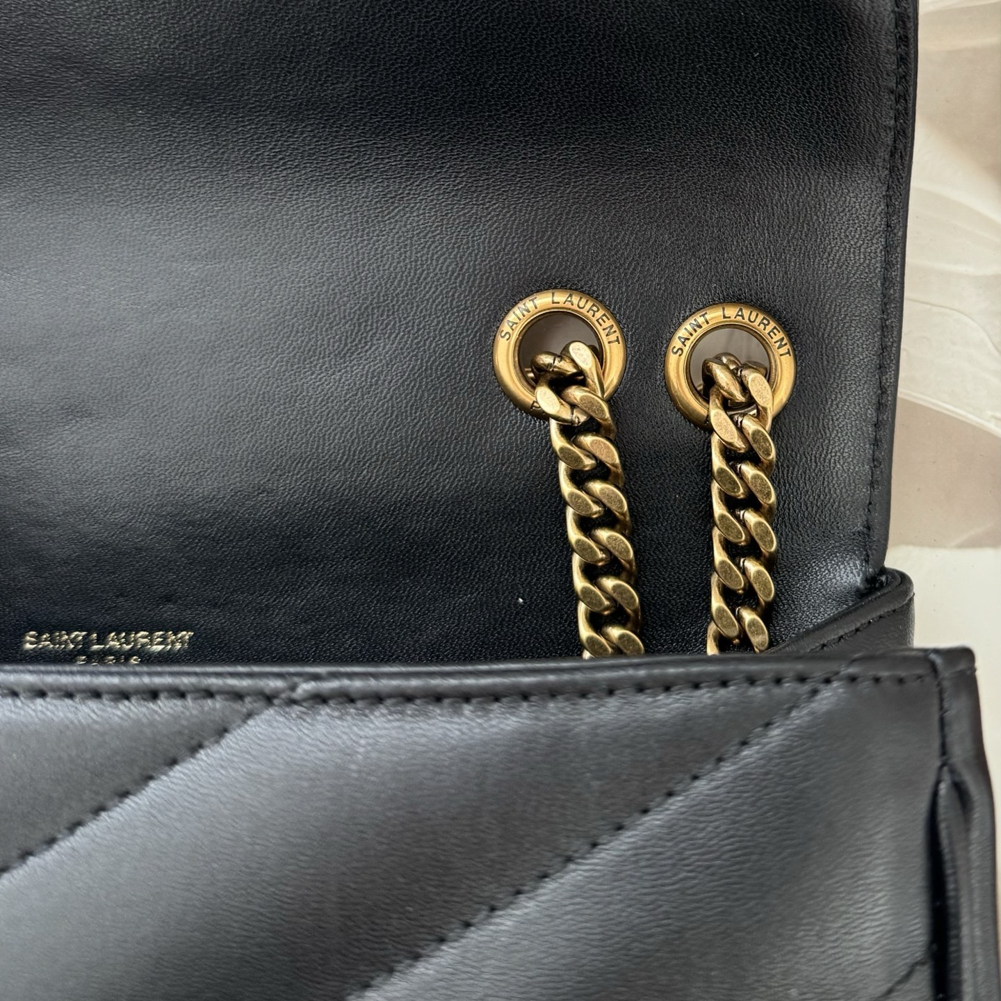 全套包装！LouLou新款羊皮邮差包，延续经典之作，质感细腻高级，V型绗缝设计简约，整个包格外精致。搭配