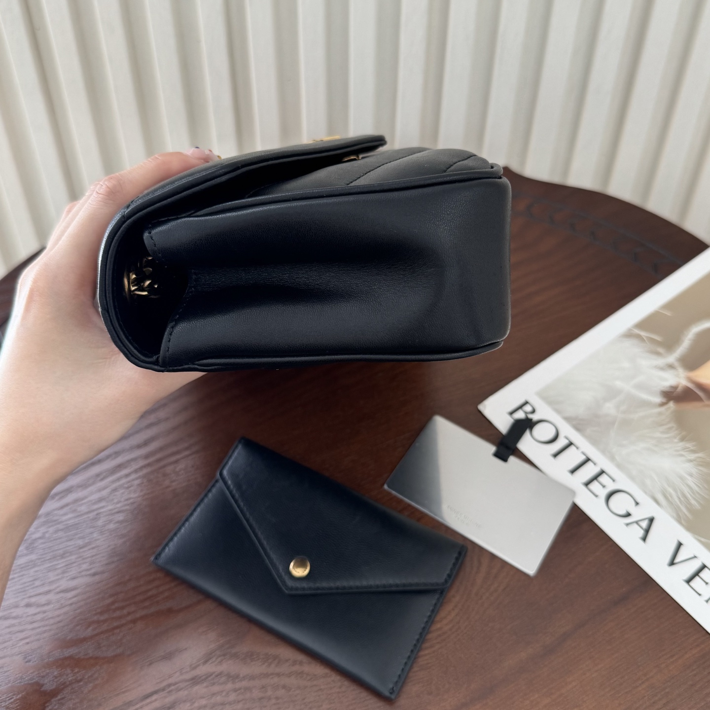 全套包装！LouLou新款羊皮邮差包，延续经典之作，质感细腻高级，V型绗缝设计简约，整个包格外精致。搭配