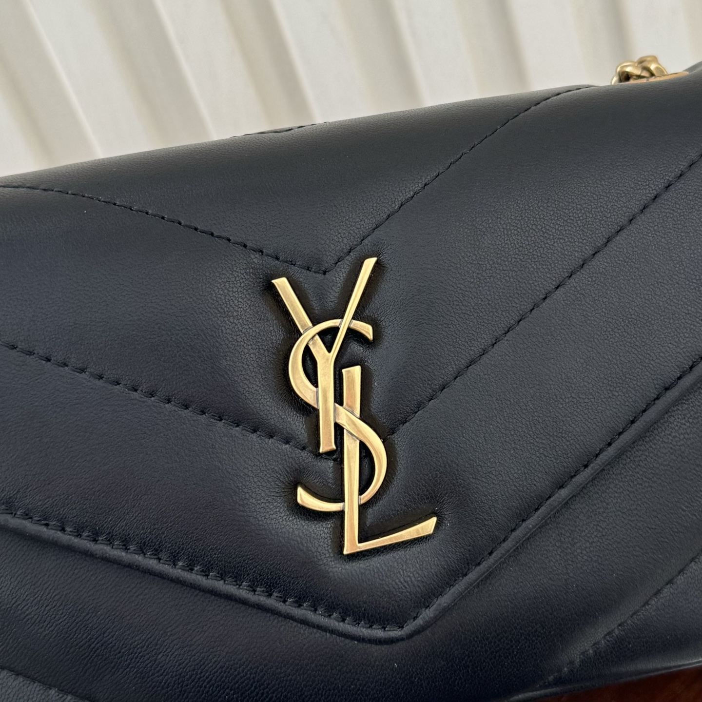 全套包装！LouLou新款羊皮邮差包，延续经典之作，质感细腻高级，V型绗缝设计简约，整个包格外精致。搭配