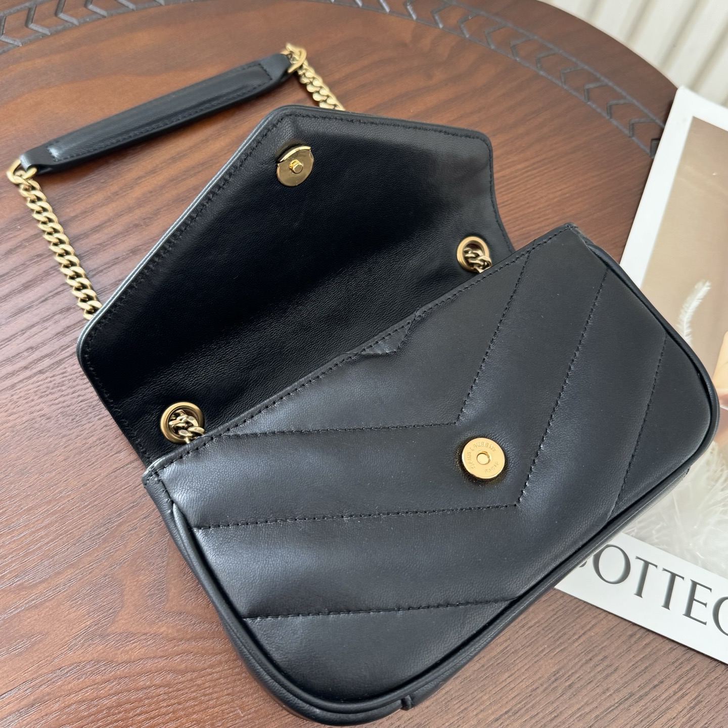 全套包装！LouLou新款羊皮邮差包，延续经典之作，质感细腻高级，V型绗缝设计简约，整个包格外精致。搭配