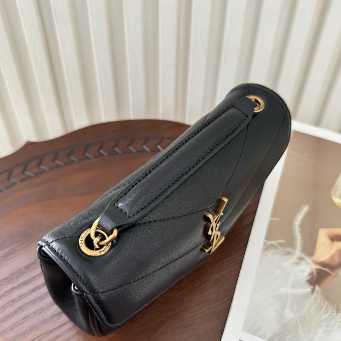 全套包装！LouLou新款羊皮邮差包，延续经典之作，质感细腻高级，V型绗缝设计简约，整个包格外精致。搭配